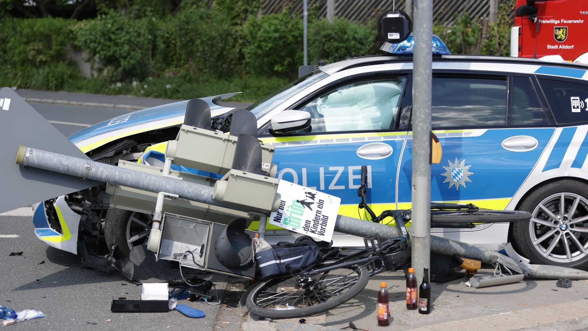 Radfahrer wird Opfer eines Dominounfalls mit Streifenwagen