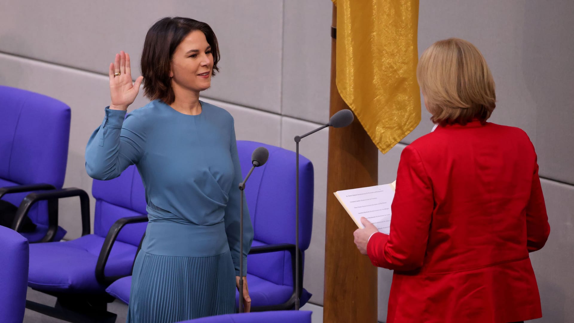 8. Dezember 2021 im Bundestag: Annalena Baerbock legt ihren Amtseid ab.