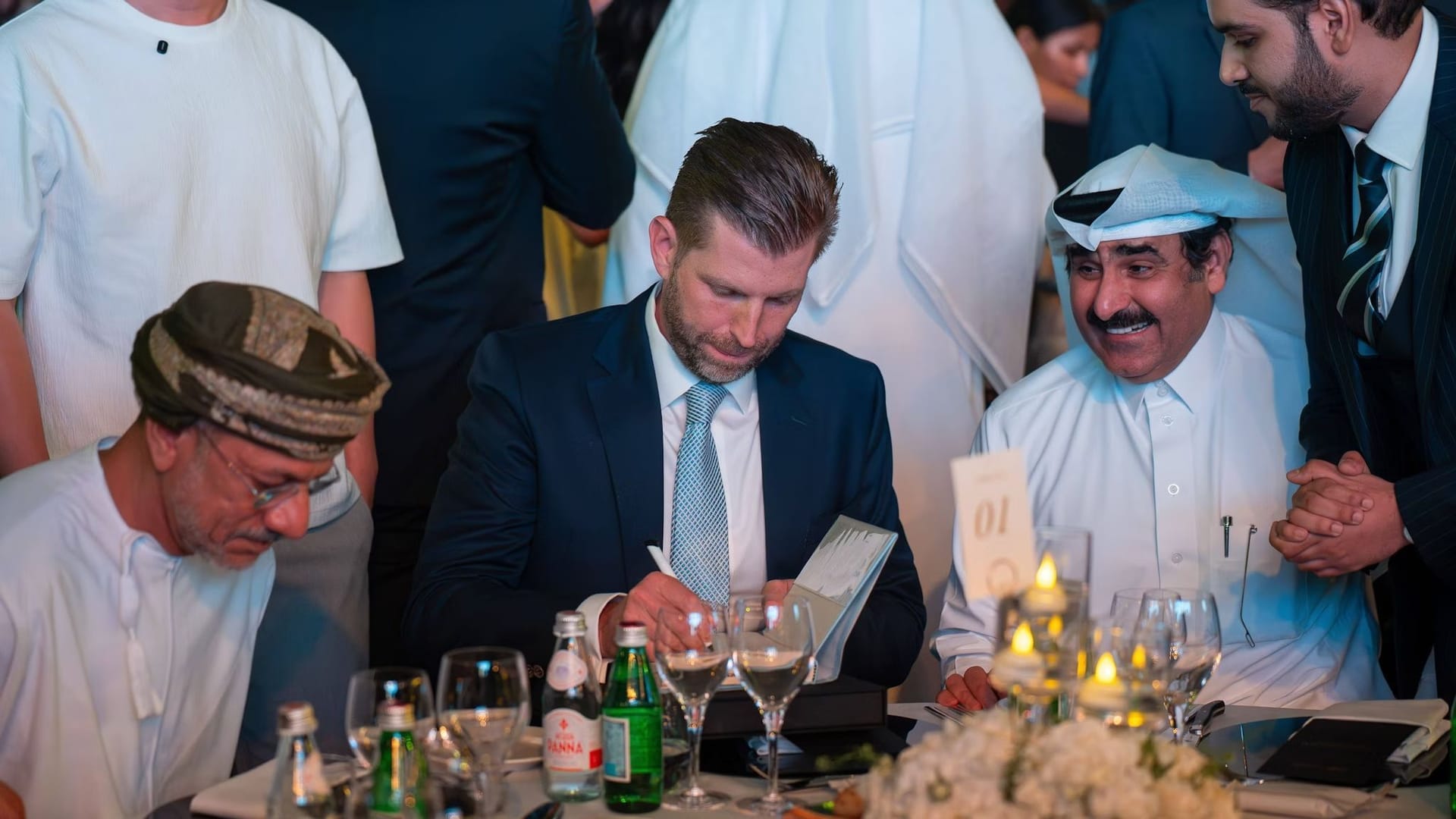 Donald Trumps Sohn Eric tütet einen Immobiliendeal mit Scheichs in Dubai ein.