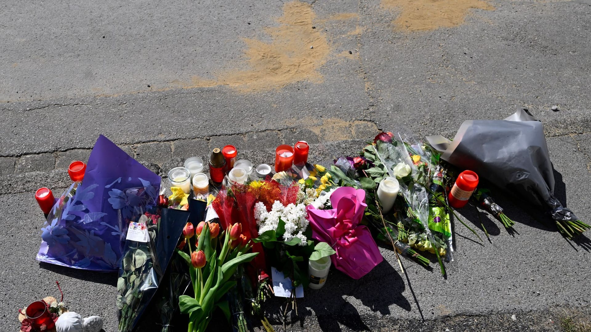 Blumen erinnern an die tödliche Gewalttat im Sauerland: Die Staatsanwaltschaft hat Mordermittlungen eingeleitet.