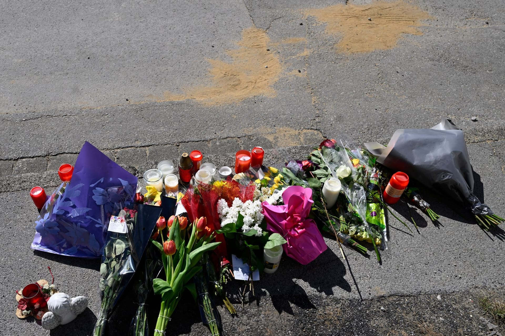 Blumen erinnern an die tödliche Gewalttat im Sauerland: Die Staatsanwaltschaft hat Mordermittlungen eingeleitet.