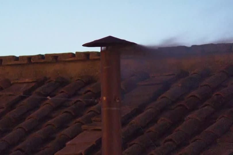 Schwarzer Rauch kommt aus dem Schornstein der Sixtinischen Kapelle.