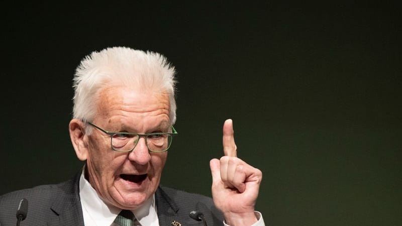 Winfried Kretschmann (Bündnis 90/Die Grünen) fordert Jette Nietzard zum Parteiaustritt auf.