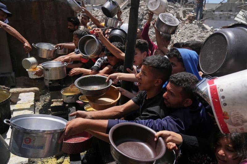 Palästinenser stehen für Lebensmittel im nördlichen Gazastreifen an.