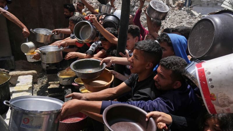 Palästinenser stehen für Lebensmittel im nördlichen Gazastreifen an.