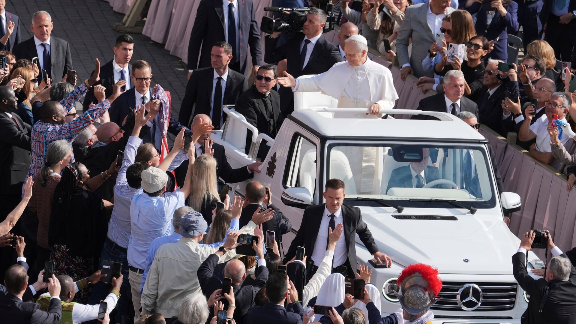Papst Leo XIV.: Startet sein Pontifikat mit einer triumphalen Fahrt durch den Petersplatz.