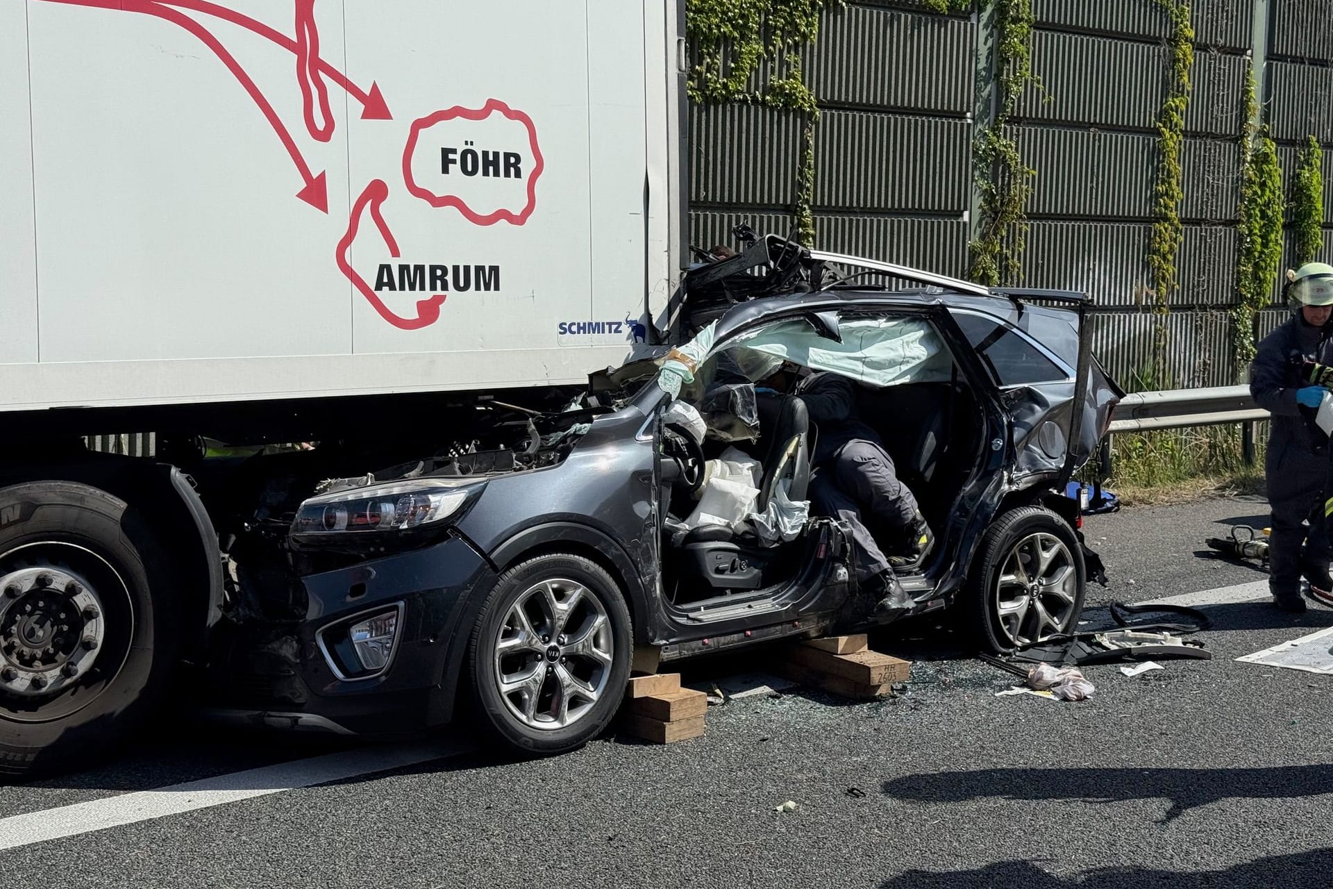 Bei einem schweren Auffahrunfall auf der A25 bei Curslack sind zwei Menschen in einem Auto unter dem Anhänger eines Sattelzugs eingeklemmt worden. Bei einem schweren Auffahrunfall auf der A25 bei Curslack sind zwei Menschen in einem Auto unter dem Anhänger eines Sattelzugs eingeklemmt worden.