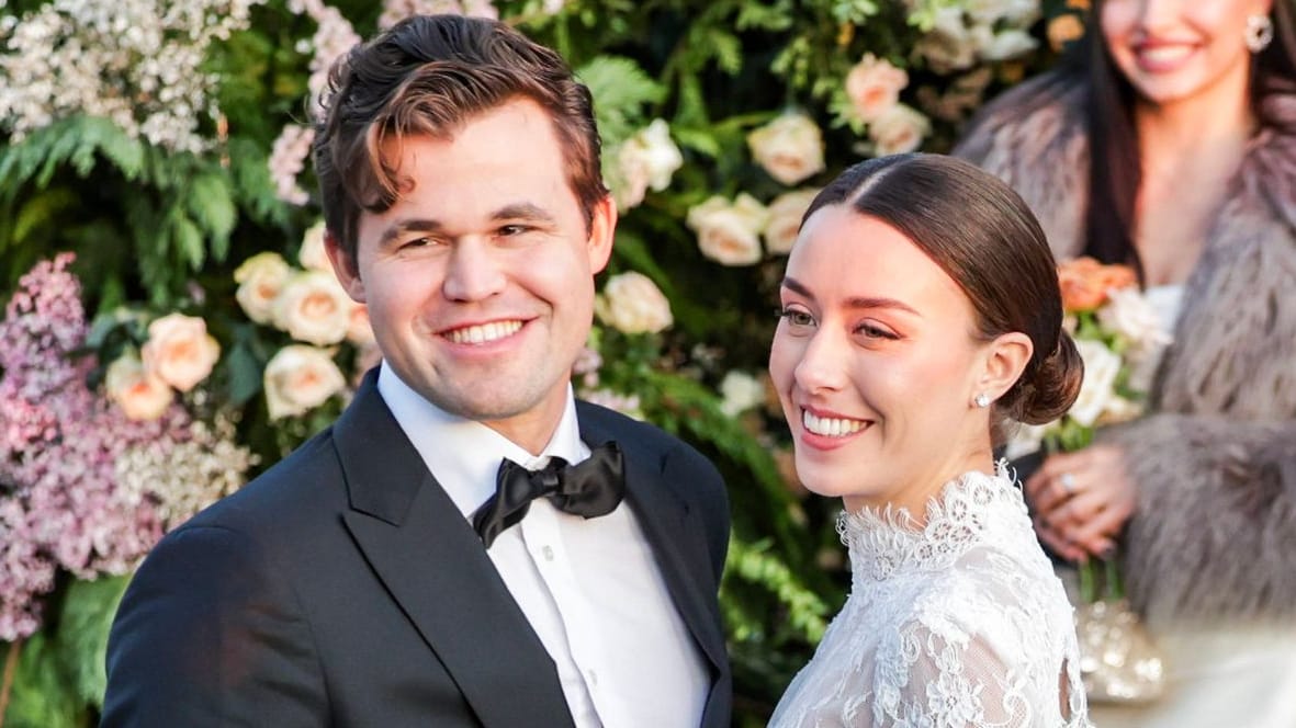 Magnus Carlsen (l.) und seine Frau bei der Hochzeit im Januar 2025: Das Paar wird nun Eltern.