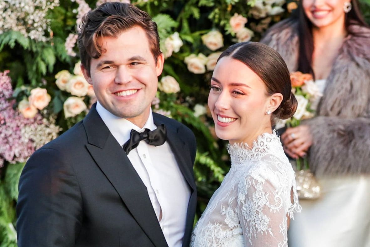 Magnus Carlsen (l.) und seine Frau bei der Hochzeit im Januar 2025: Das Paar wird nun Eltern.