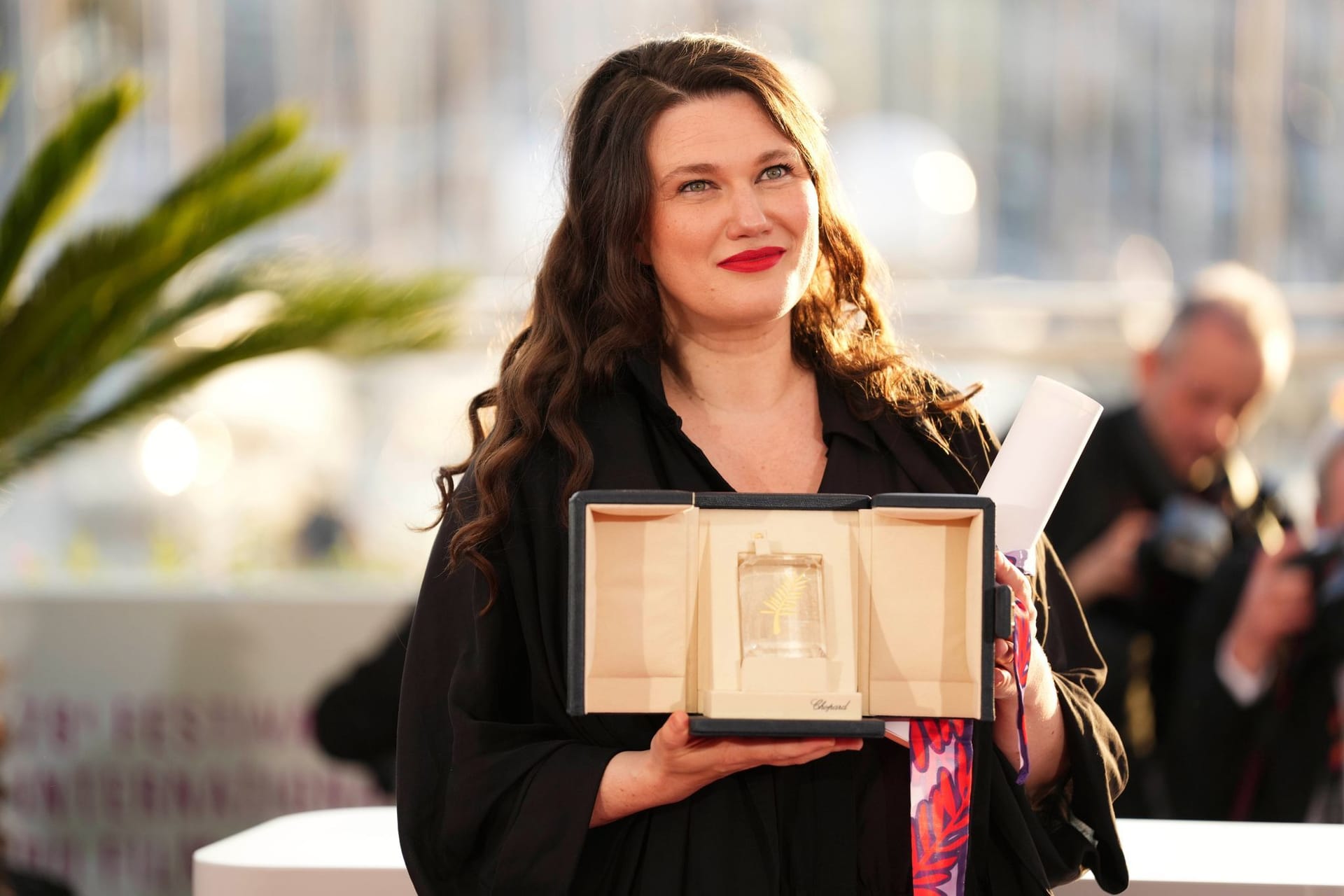 Mascha Schilinski, Gewinnerin des Jurypreises für den Film "Sound of Falling", steht mit ihrer Auszeichnung für die Fotografen beim Fototermin zur Preisverleihung bei den 78. Internationalen Filmfestspielen in Cannes.