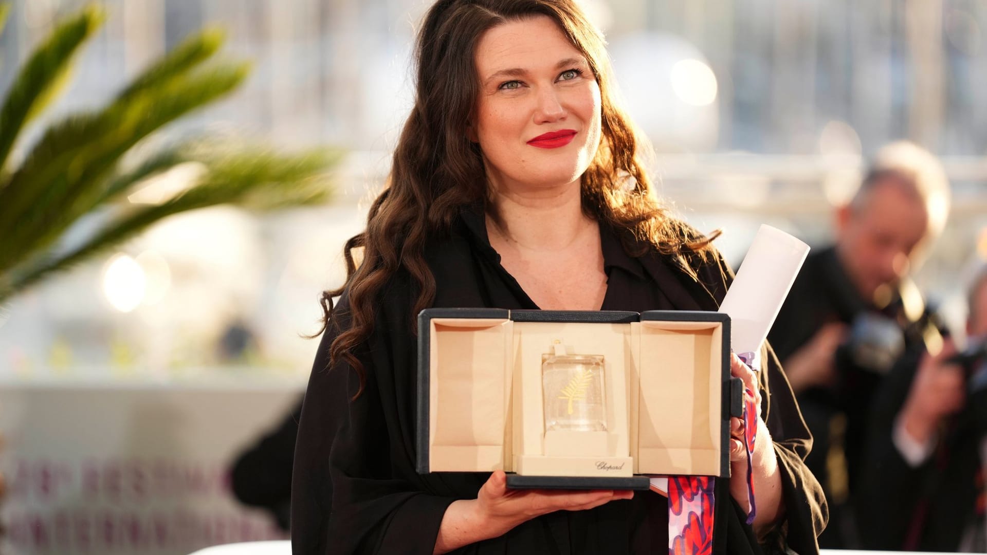 Mascha Schilinski, Gewinnerin des Jurypreises für den Film "Sound of Falling", steht mit ihrer Auszeichnung für die Fotografen beim Fototermin zur Preisverleihung bei den 78. Internationalen Filmfestspielen in Cannes.