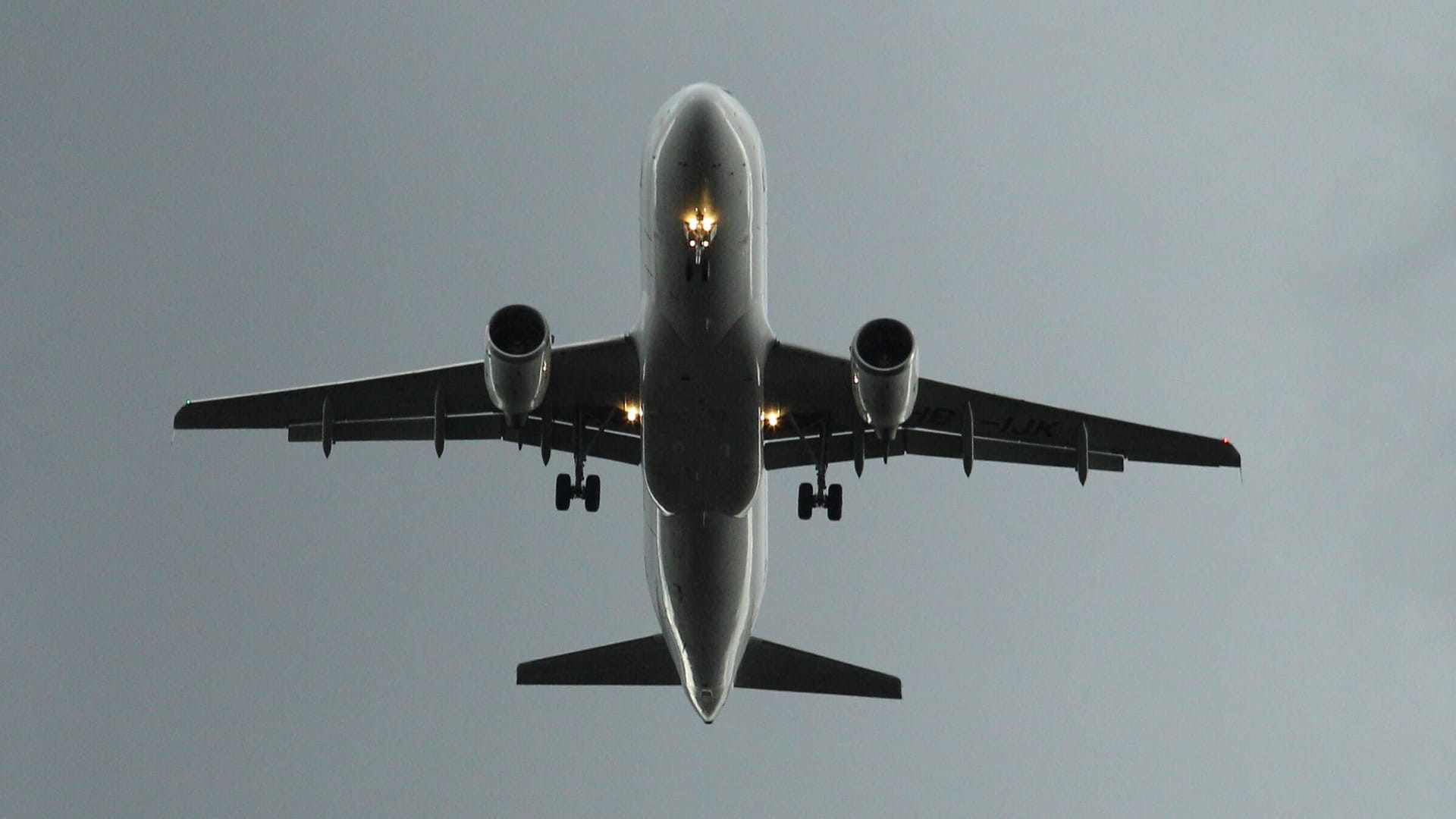 Ein Flugzeug unter dunklen Wolken (Symbolbild): Ein Airbus der Fluggesellschaf IndiGo ist in einen Hagelsturm geraten.