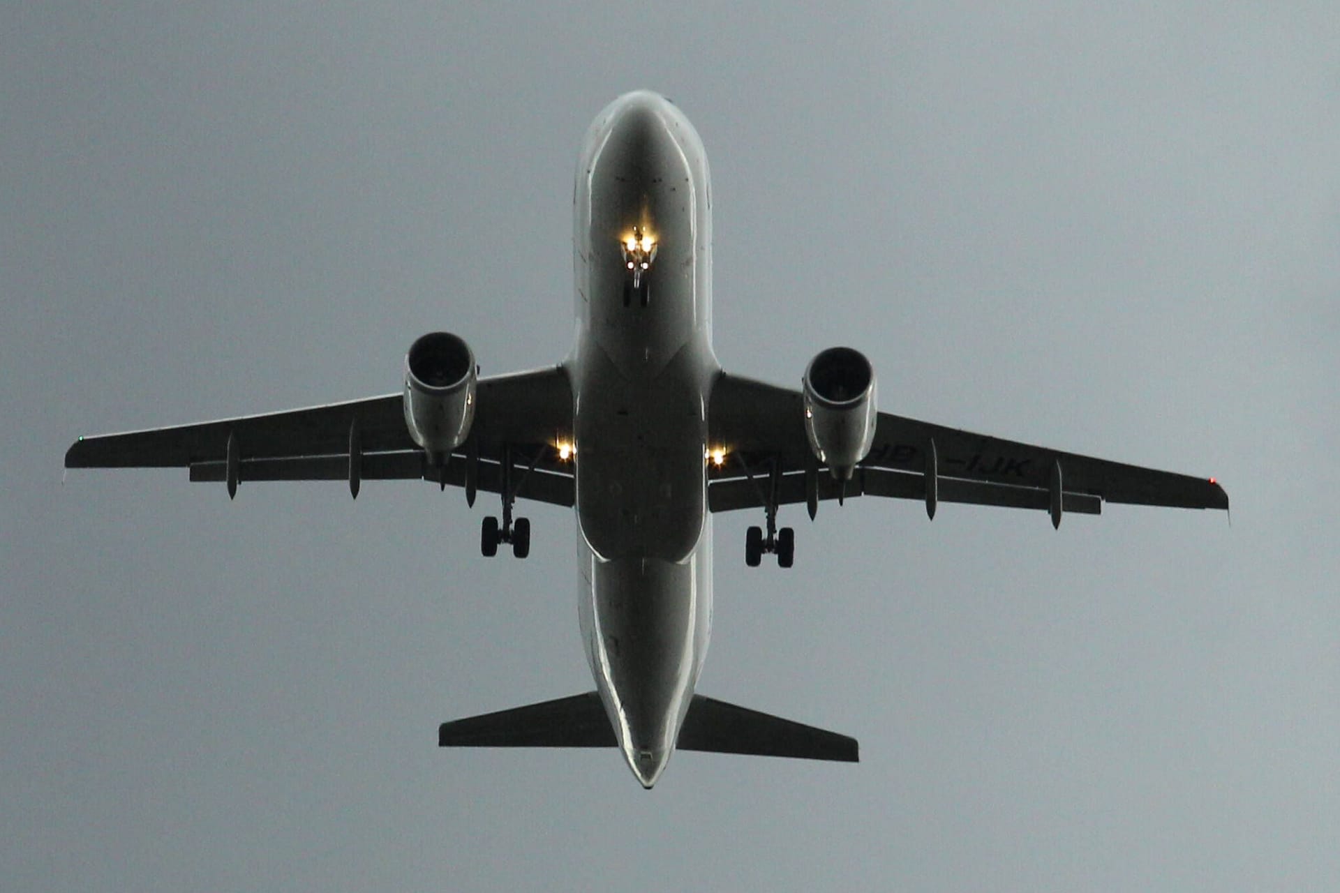 Ein Flugzeug unter dunklen Wolken (Symbolbild): Ein Airbus der Fluggesellschaf IndiGo ist in einen Hagelsturm geraten.