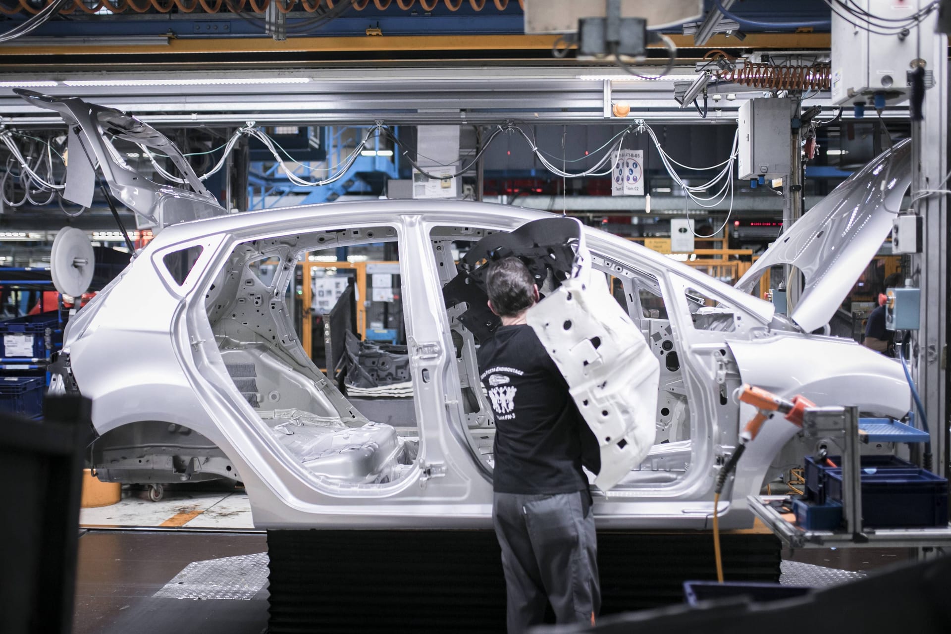 Mechaniker bei der Fertigung im Ford-Werk in Köln (Symbolbild): Laut Experten hat Ford in der Vergangenheit an den Bedürfnissen des europäischen Automarkts vorbei produziert. Mechaniker bei der Fertigung im Ford-Werk in Köln (Symbolbild): Laut Experten hat Ford in der Vergangenheit an den Bedürfnissen des europäischen Automarkts vorbei produziert.