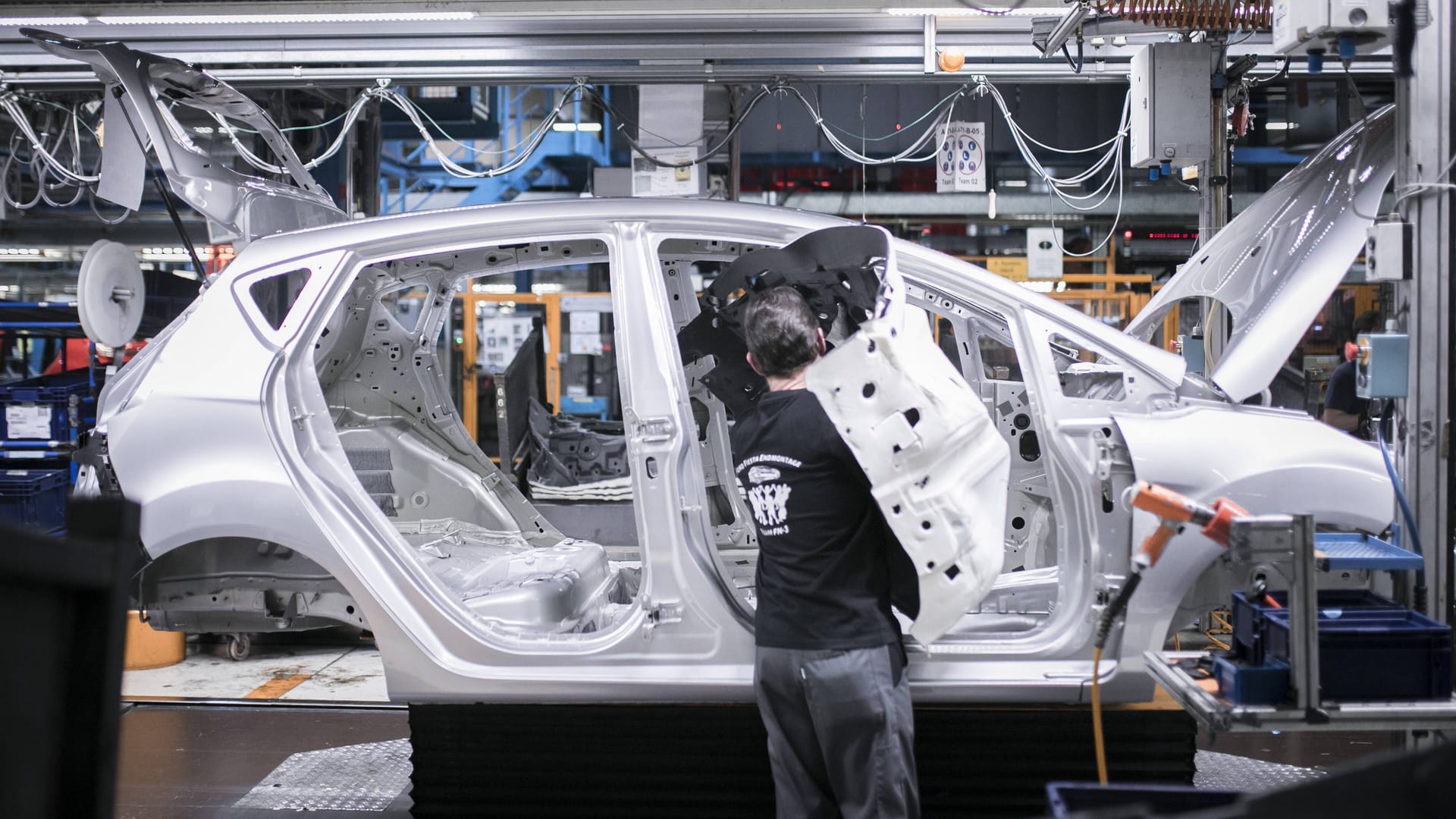 Mechaniker bei der Fertigung im Ford-Werk in Köln (Symbolbild): Laut Experten hat Ford in der Vergangenheit an den Bedürfnissen des europäischen Automarkts vorbei produziert. Mechaniker bei der Fertigung im Ford-Werk in Köln (Symbolbild): Laut Experten hat Ford in der Vergangenheit an den Bedürfnissen des europäischen Automarkts vorbei produziert.