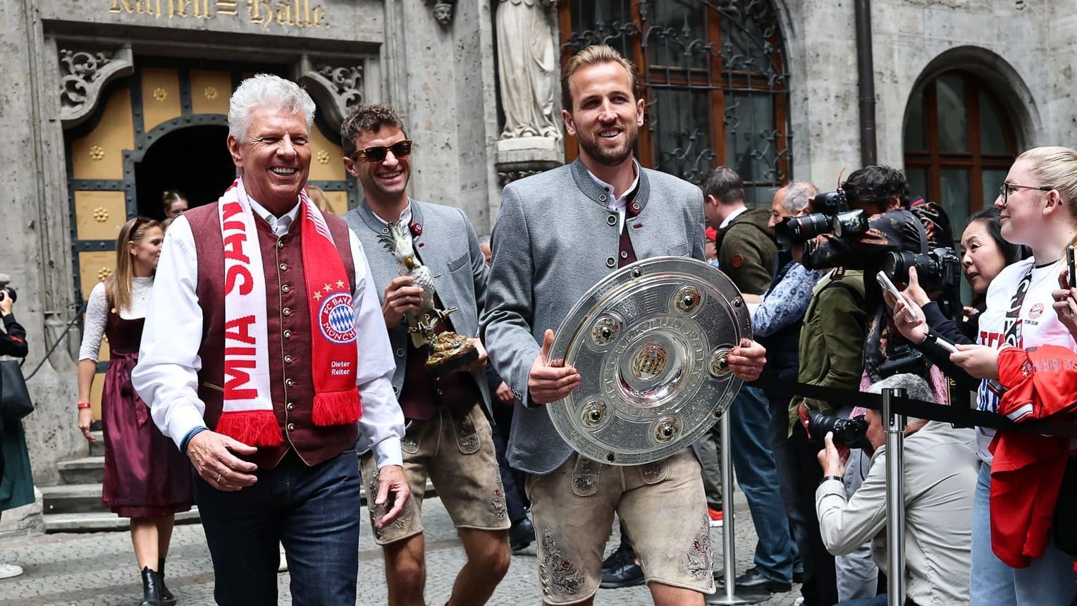 Harry Kane (r.) läuft neben Oberbürgermeister Dieter Reiter.