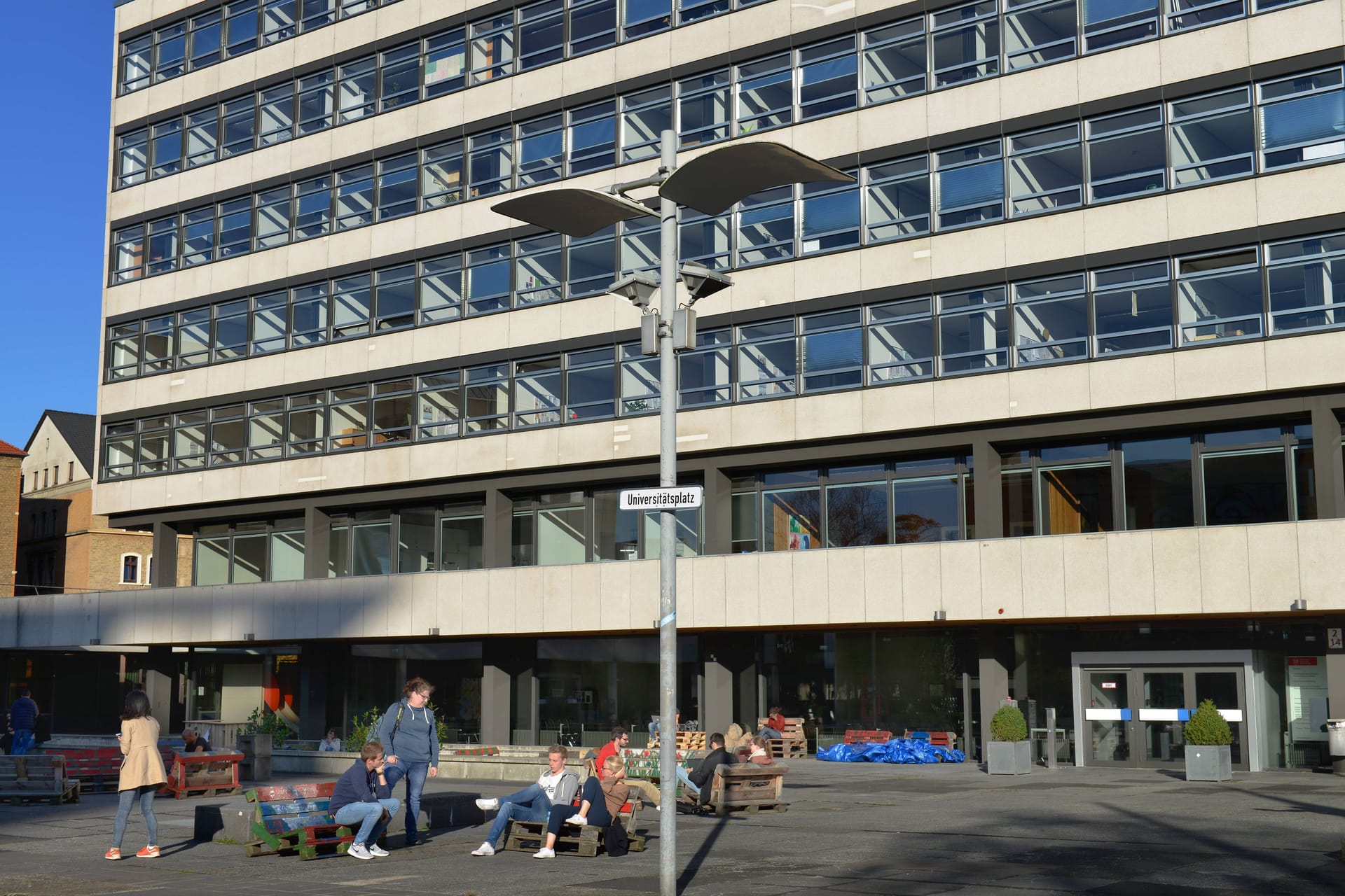 Blick auf das Forumsgebäude der TU Braunschweig (Symbolbild): Studierende bewerteten ihre Hochschule besonders positiv.