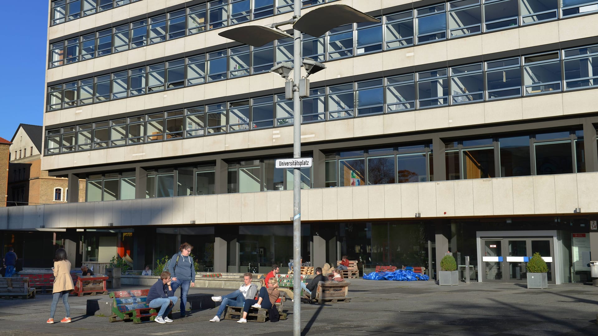Blick auf das Forumsgebäude der TU Braunschweig (Symbolbild): Studierende bewerteten ihre Hochschule besonders positiv.