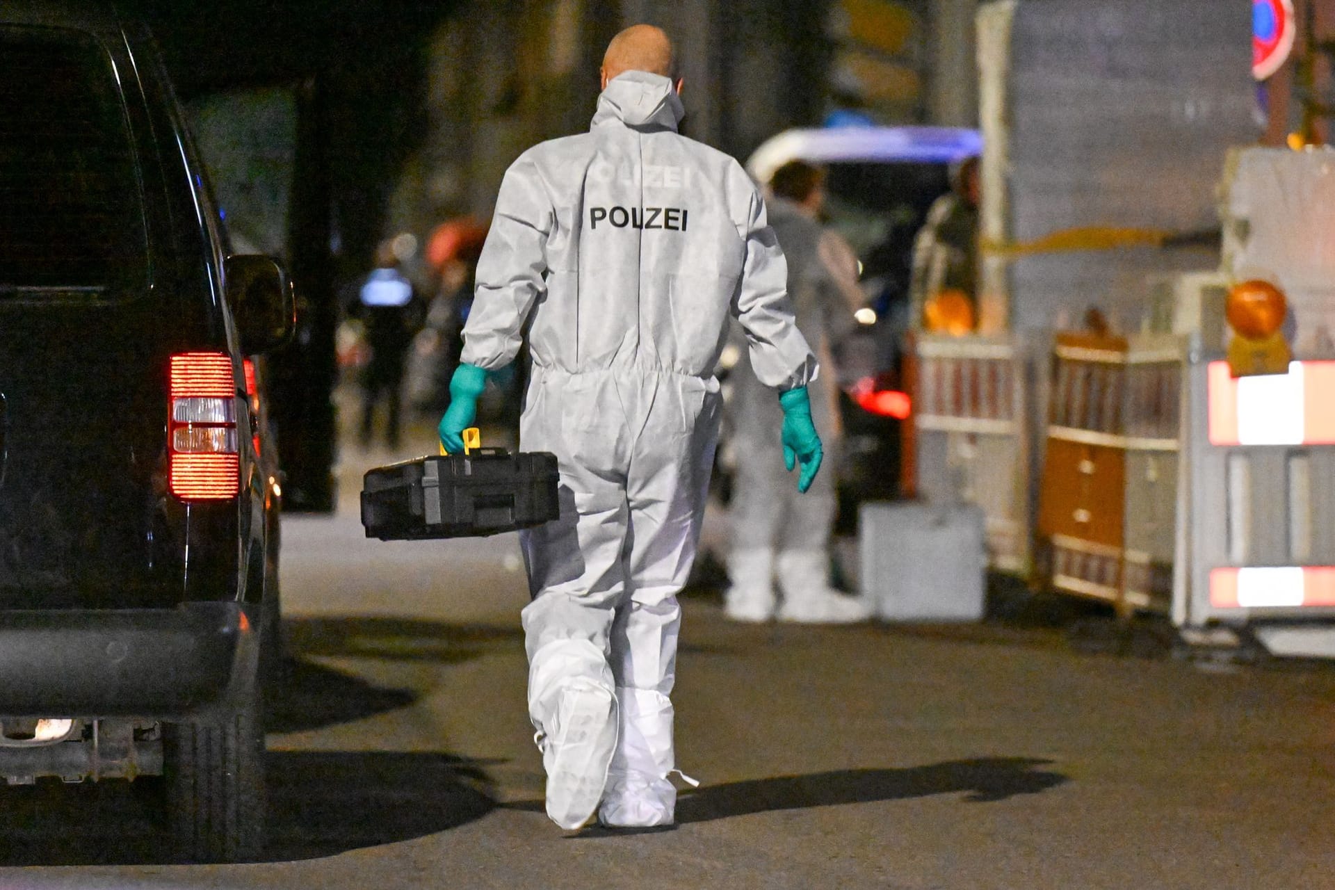 Beamte der Spurensicherung der Kriminalpolizei sind am Tatort in Göppingen im Einsatz.