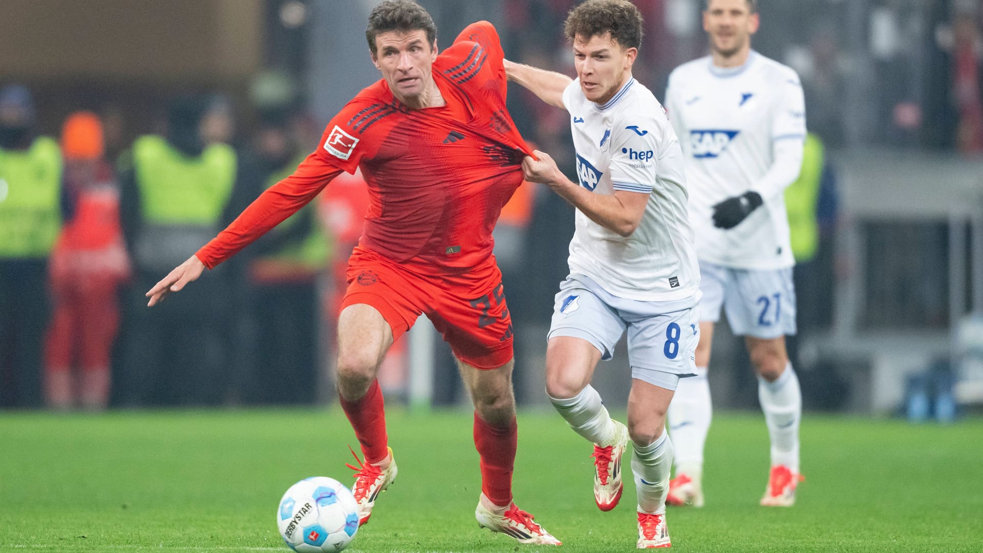 Szene aus dem Hinspiel: Bayerns Müller (li.) gegen Hoffenheims Geiger. Szene aus dem Hinspiel: Bayerns Müller (li.) gegen Hoffenheims Geiger.