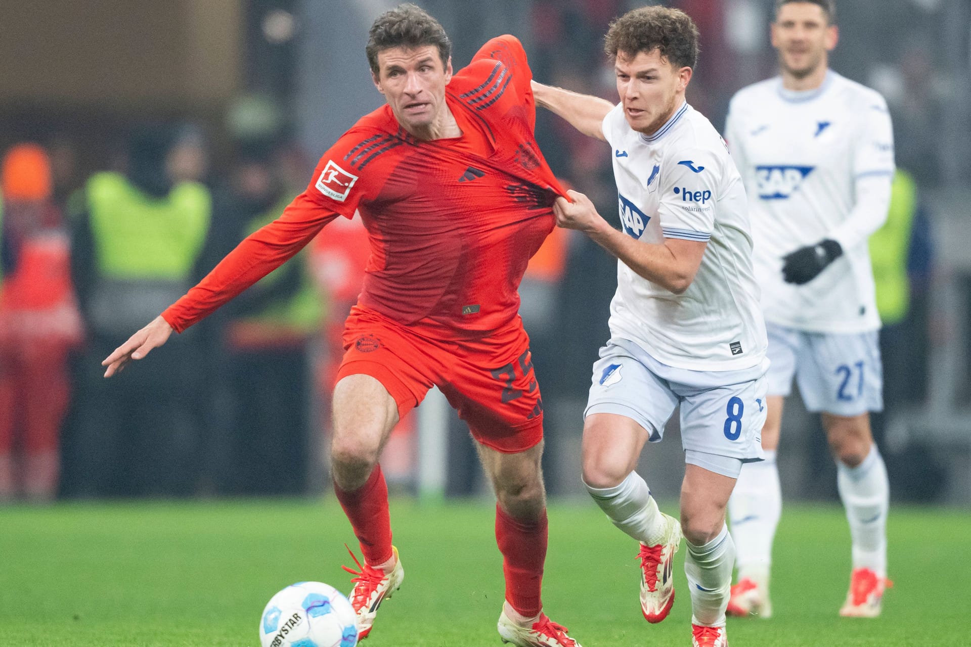 Szene aus dem Hinspiel: Bayerns Müller (li.) gegen Hoffenheims Geiger.