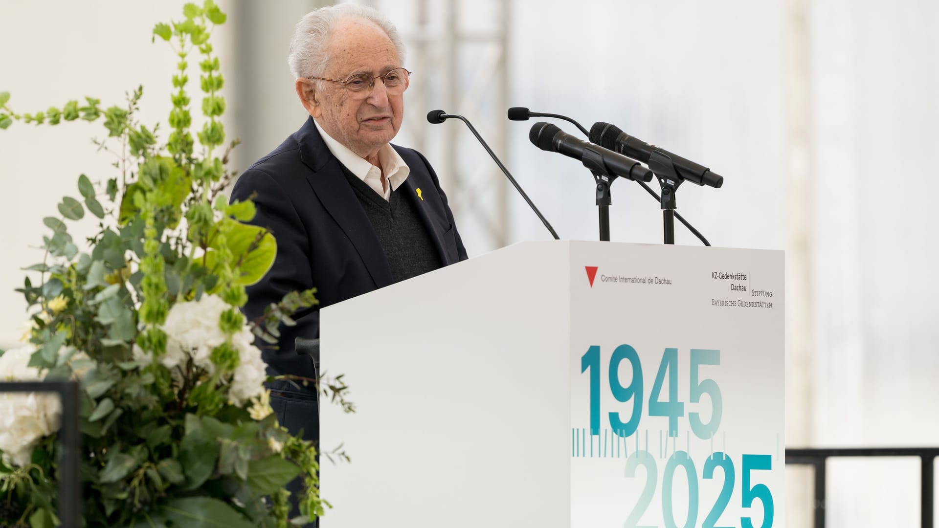 Abba Noar auf der Gedenkfeier: Der 97-Jährige erzählt vor 1.700 Menschen seine Lebensgeschichte. Er überzieht seine Redezeit um ein Vielfaches, findet aber: "Das macht doch nichts. Wir sind hier alle Freunde".