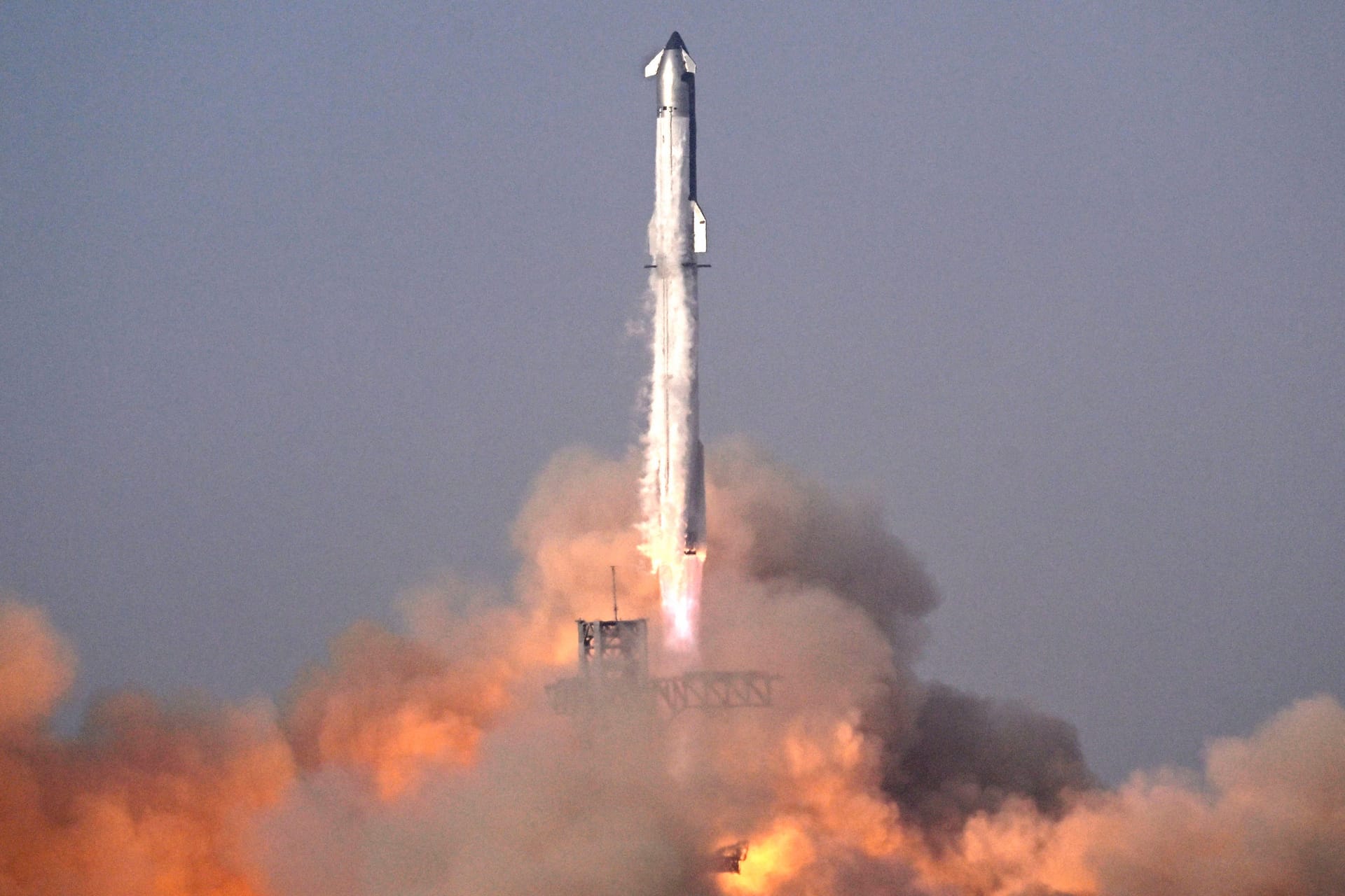 Die Starship-Rakete hebt vom Weltraumbahnhof Starbase in Texas ab.