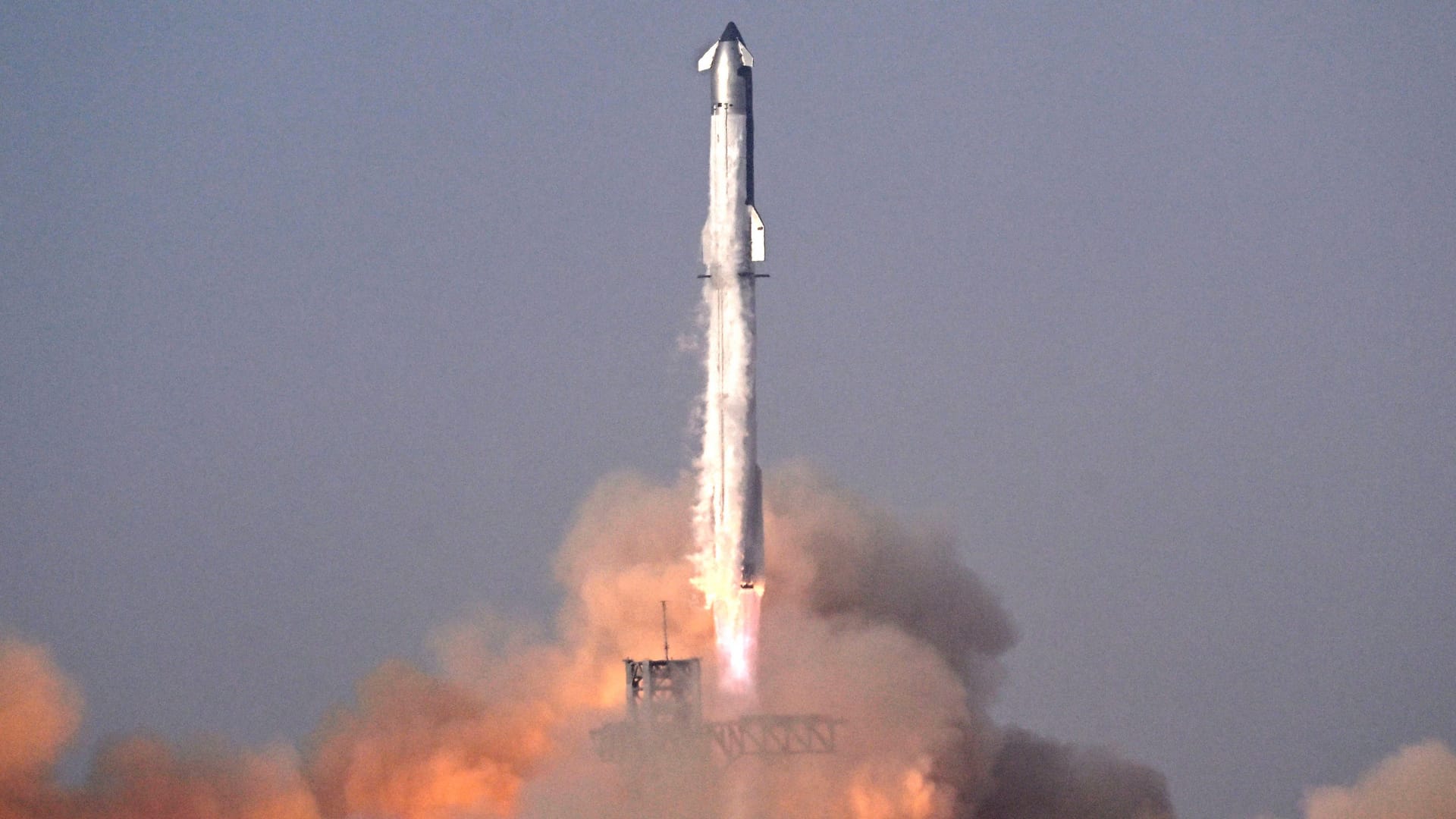 Die Starship-Rakete hebt vom Weltraumbahnhof Starbase in Texas ab.