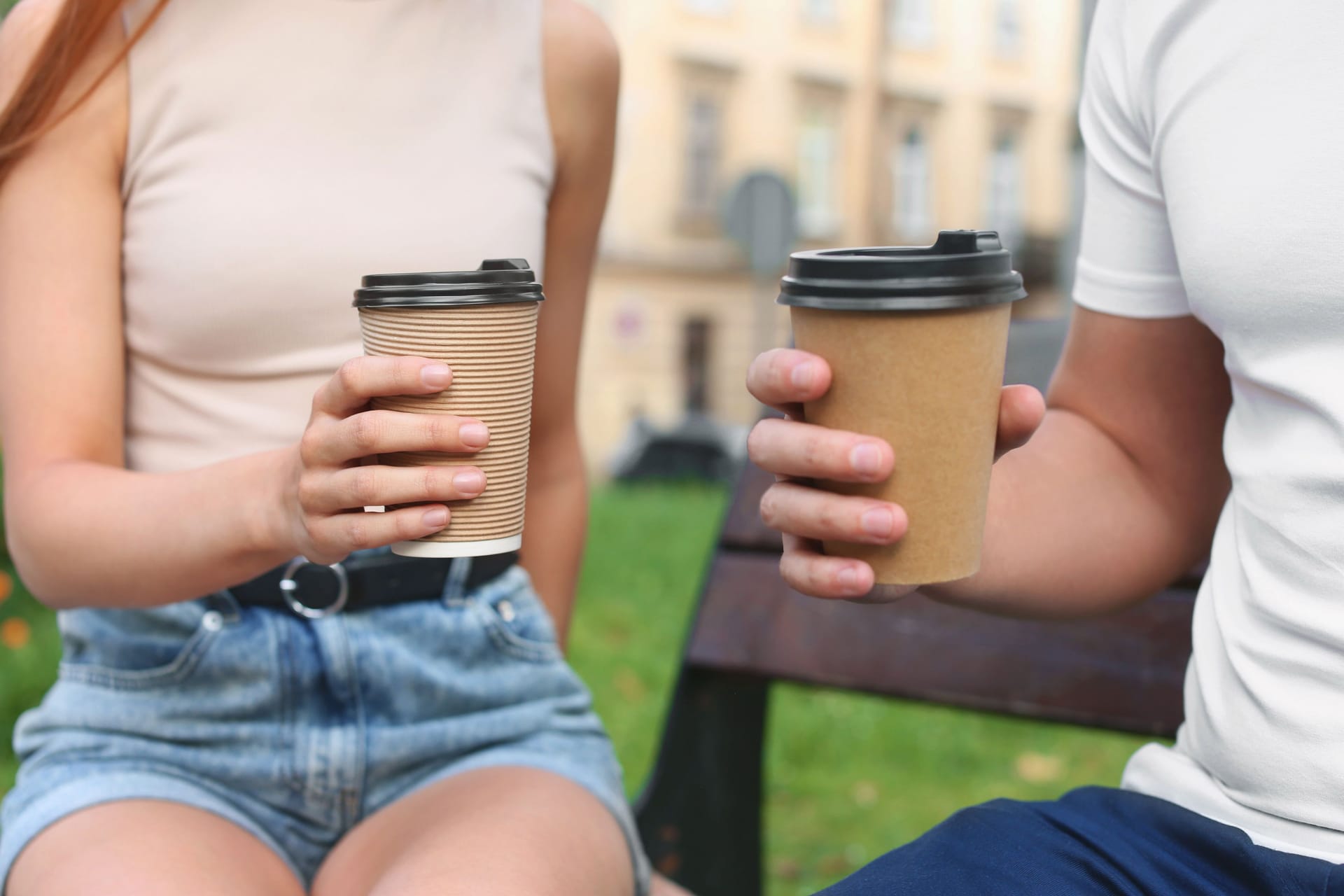 Kaffeebecher (Symbolbild): Viele Städte sind noch zurückhaltend bei der Verpackungssteuer, geprüft wird sie aber vielerorts. Kaffeebecher (Symbolbild): Viele Städte sind noch zurückhaltend bei der Verpackungssteuer, geprüft wird sie aber vielerorts.