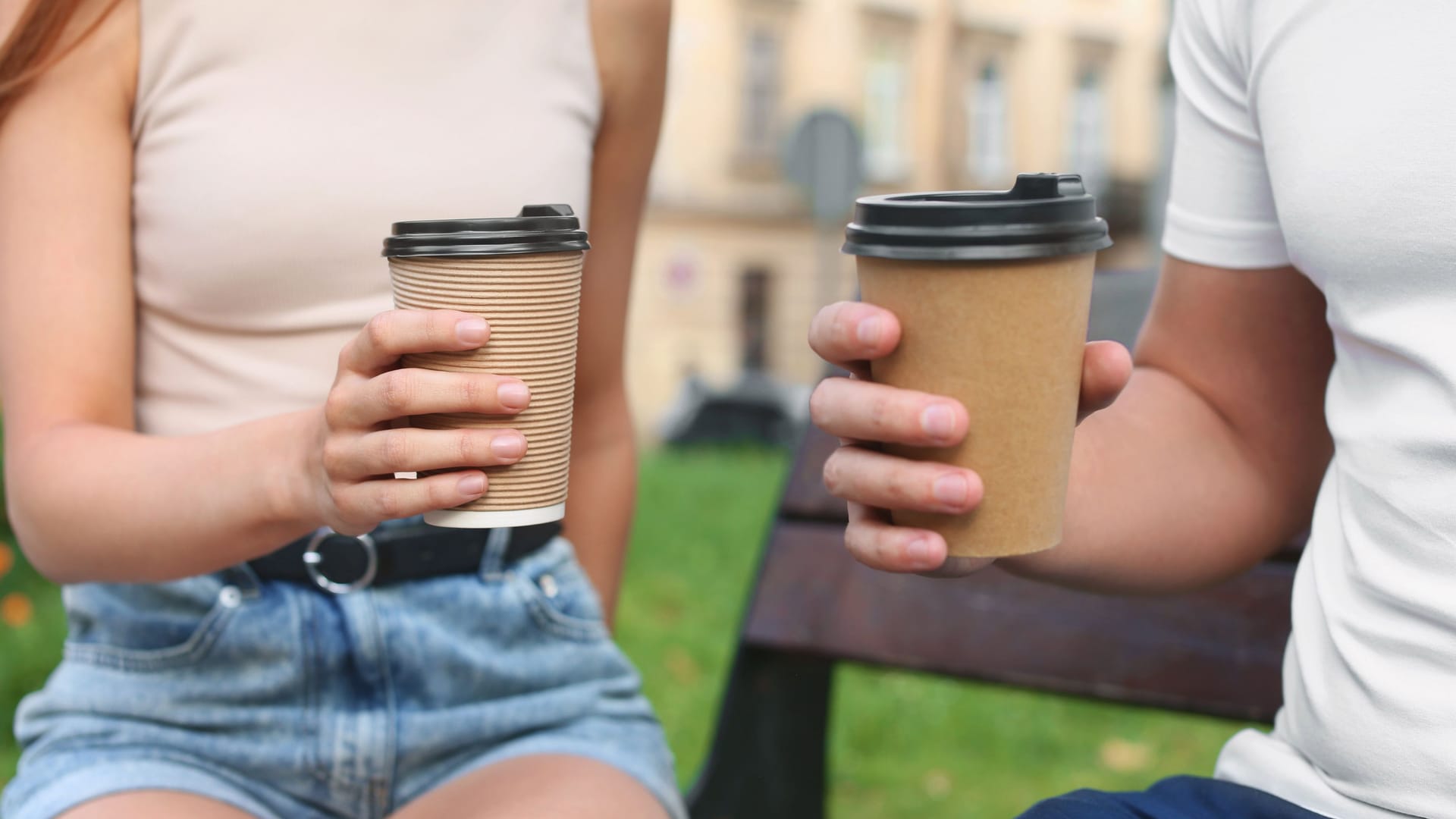 Kaffeebecher (Symbolbild): Viele Städte sind noch zurückhaltend bei der Verpackungssteuer, geprüft wird sie aber vielerorts.