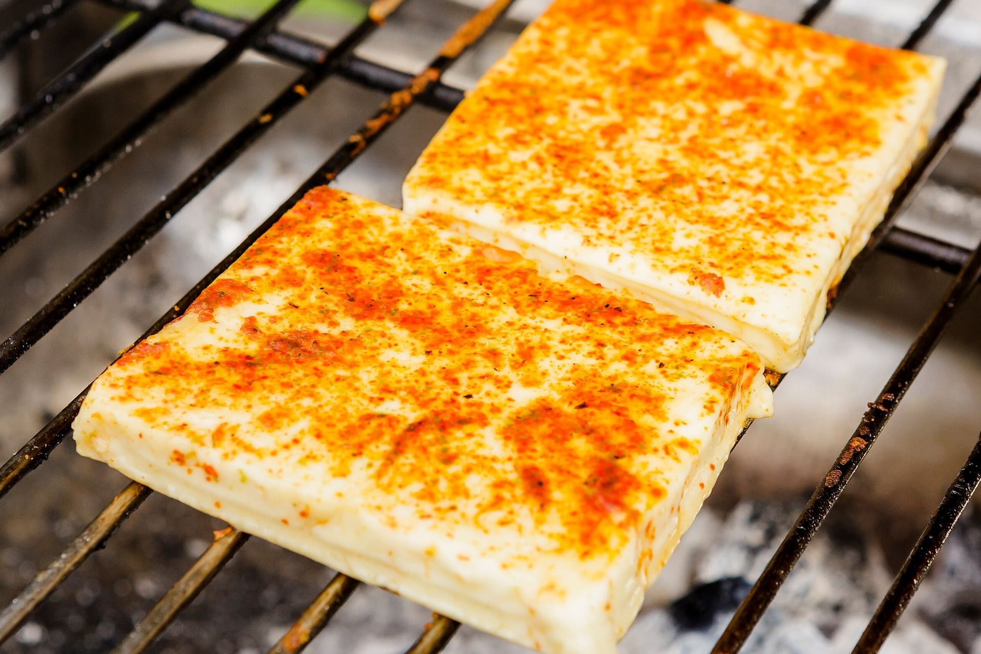 Grillkäse liegt auf einem Grill