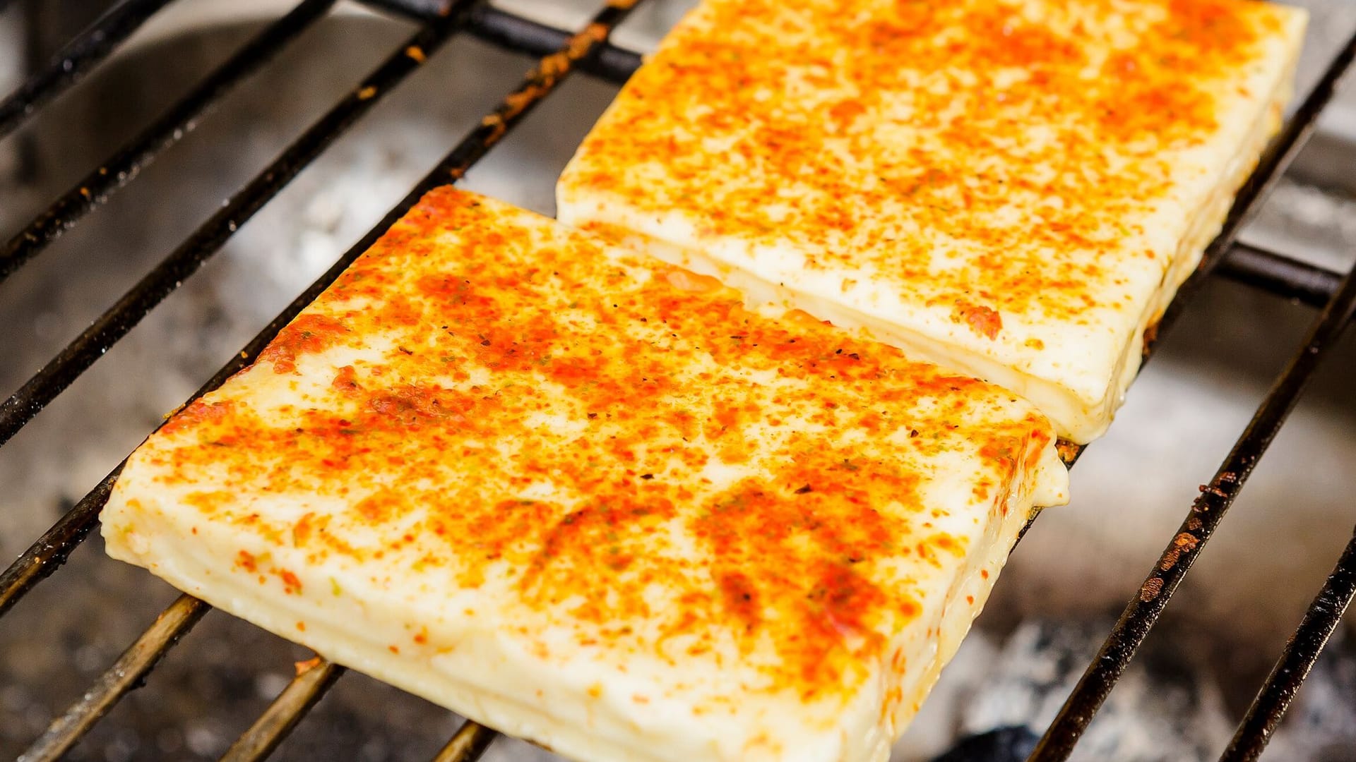 Grillkäse liegt auf einem Grill Grillkäse liegt auf einem Grill