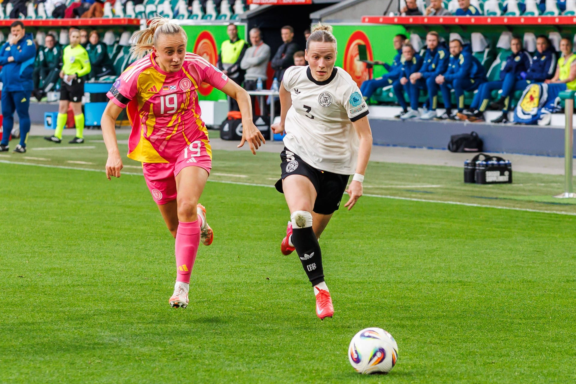 Franziska Kett (l.) im Duell mit Schottlands Lauren Davidson: In Dundee feierte die 20-Jährige ihr Debüt für die Frauen-Nationalmannschaft.