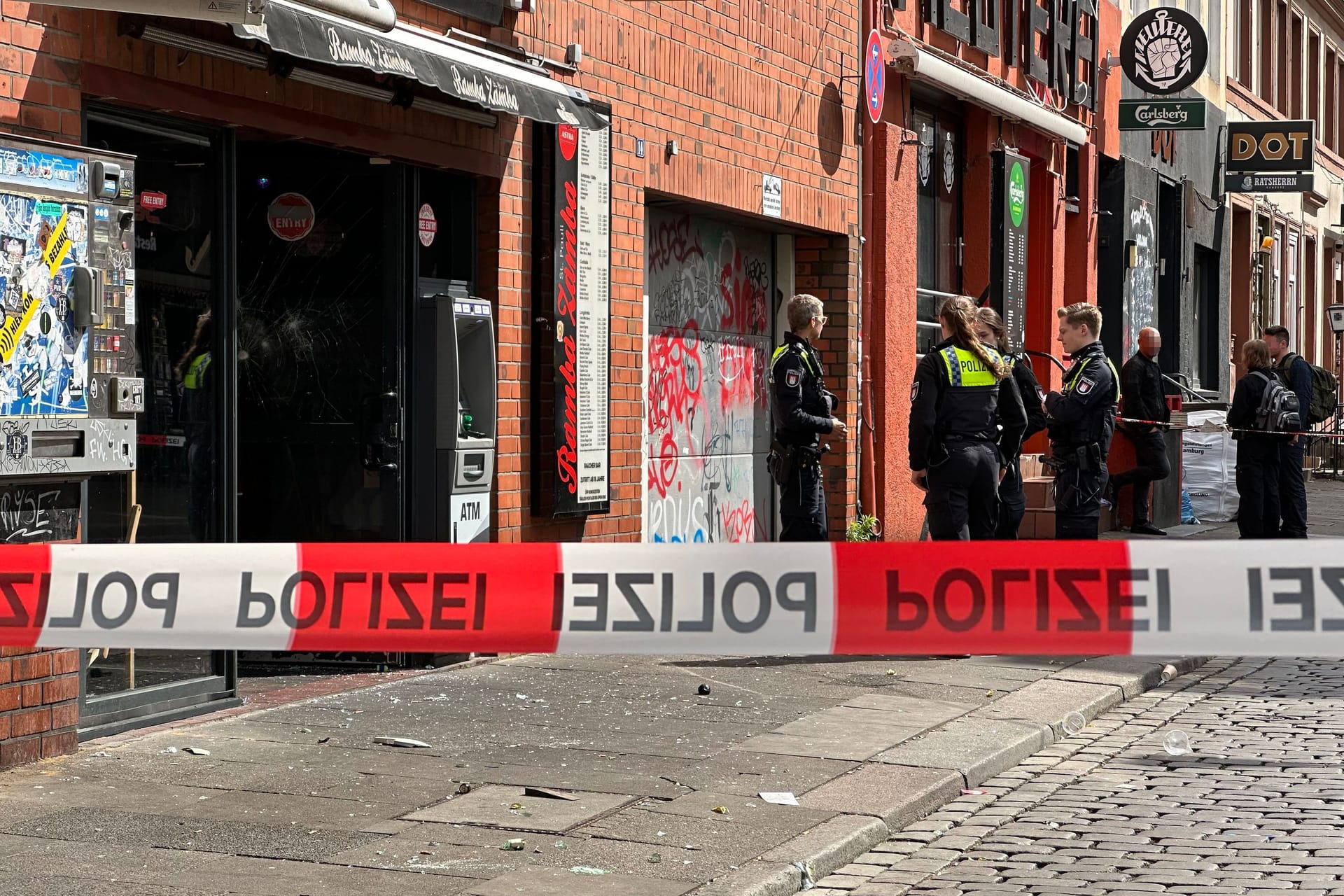 Polizisten am Tatort: Nach der Schlägerei auf St. Pauli sicherten Einsatzkräfte Spuren.