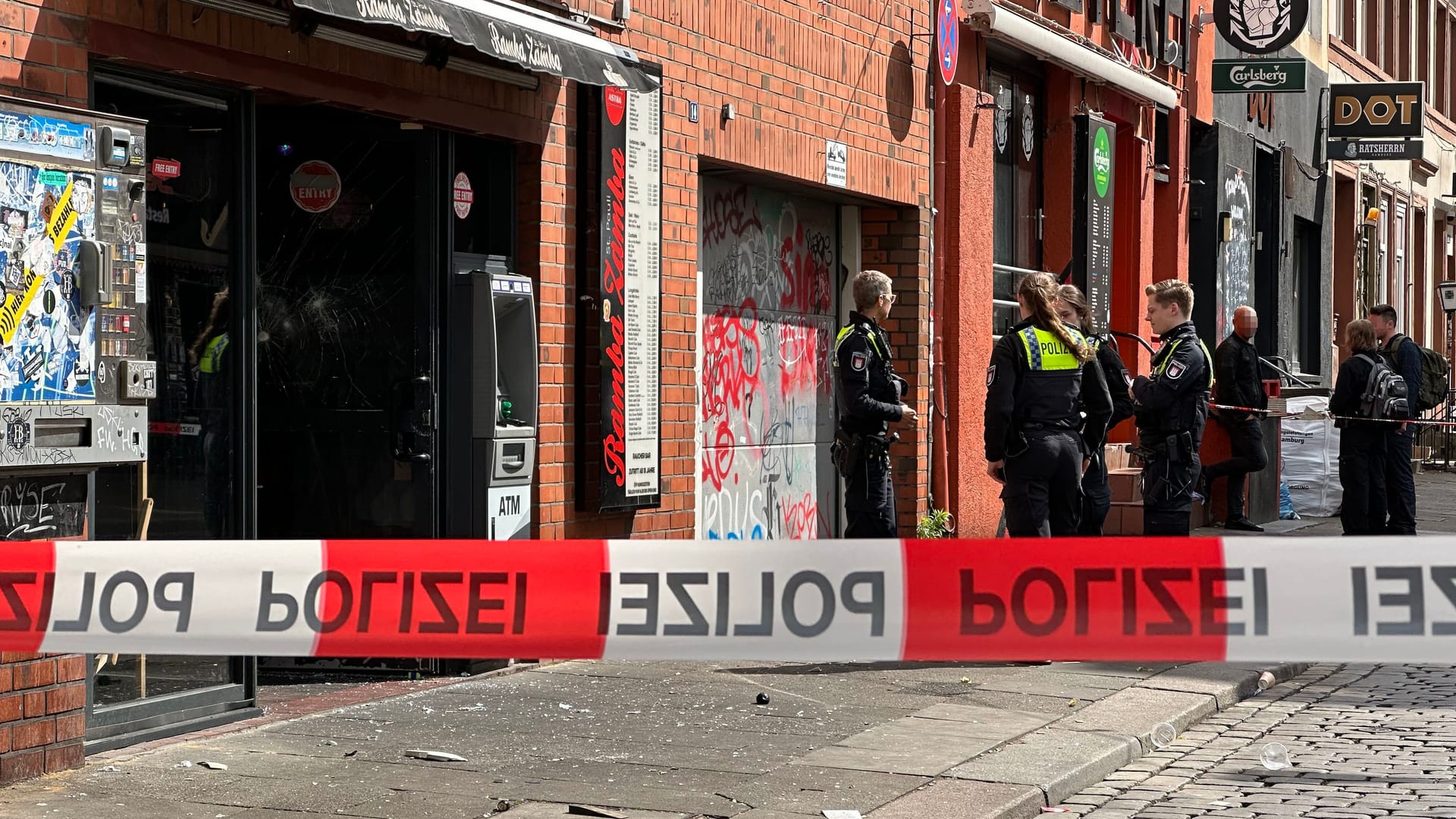 Polizisten am Tatort: Nach der Schlägerei auf St. Pauli sicherten Einsatzkräfte Spuren. Polizisten am Tatort: Nach der Schlägerei auf St. Pauli sicherten Einsatzkräfte Spuren.