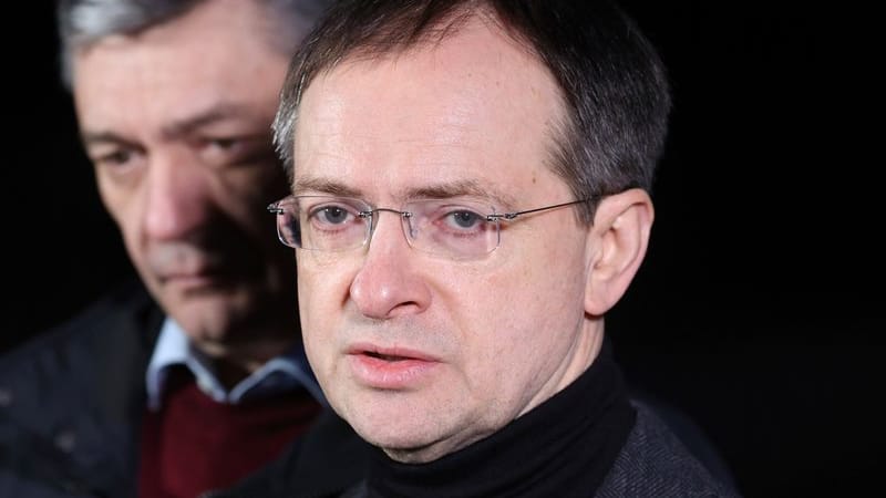 Putin-Berater Wladimir Medinski (r.) und Andrej Rudenko, stellvertretender Außenminister von Russland, vor Beginn der russisch-ukrainischen Gespräche.