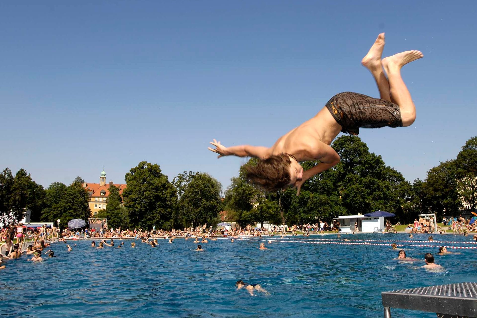 Schyrenbad, Sprung ins Becken
