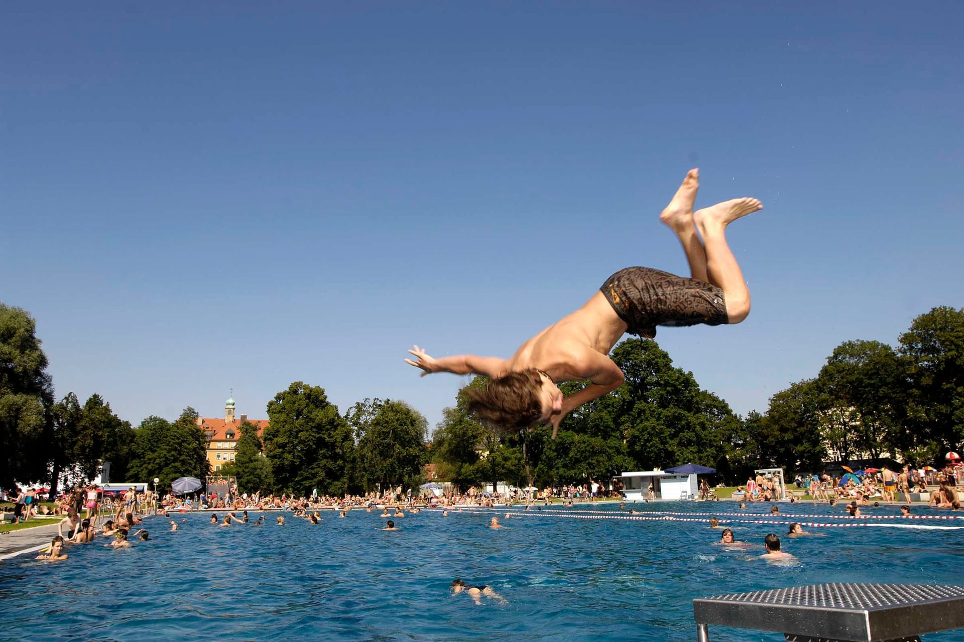 Schyrenbad, Sprung ins Becken