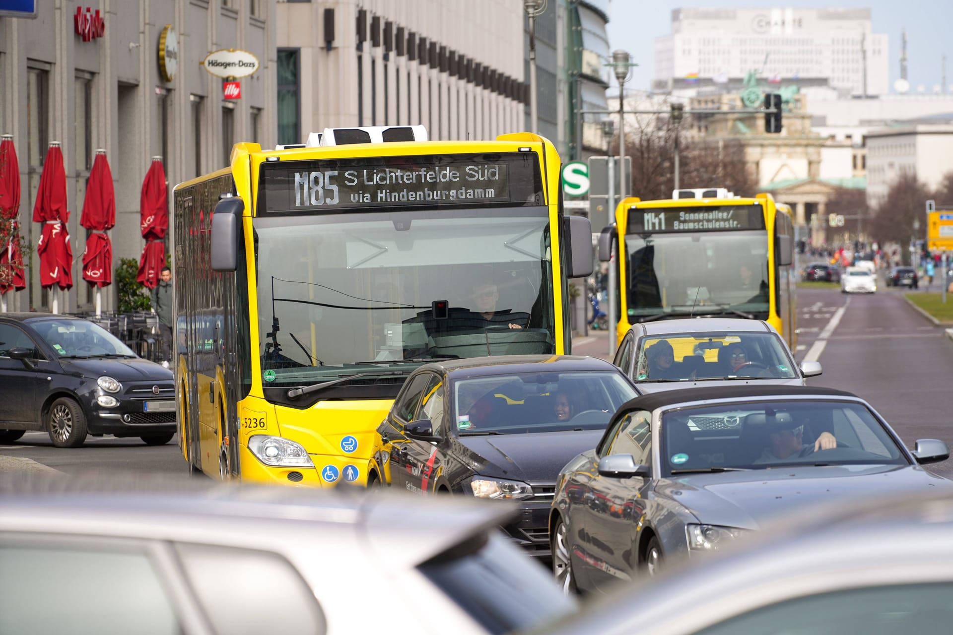 Busse der BVG im Stau (Symbolbild): In Folge der Umleitung kommt es zu vielen Verspätungen. Busse der BVG im Stau (Symbolbild): In Folge der Umleitung kommt es zu vielen Verspätungen.