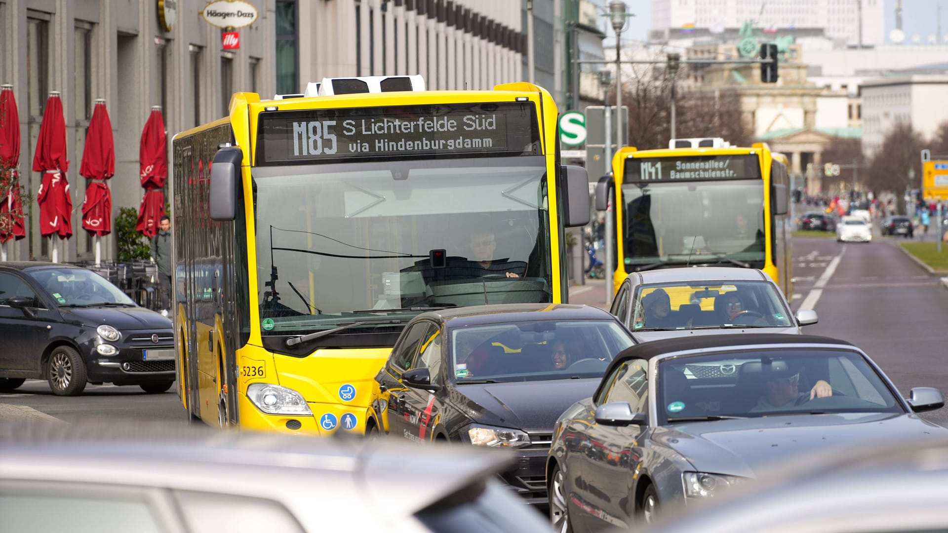 Busse der BVG im Stau (Symbolbild): In Folge der Umleitung kommt es zu vielen Verspätungen.