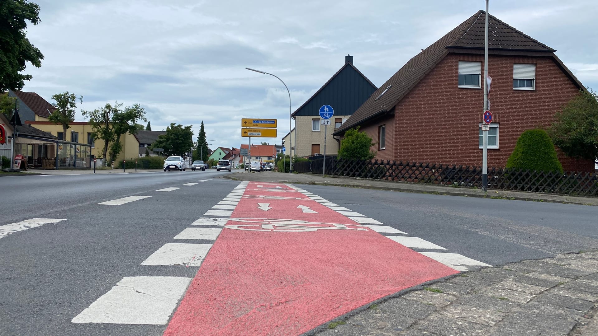 Straße in Watenbüttel: Die Strecke für Radfahrer wurde bereits rot markiert. Straße in Watenbüttel: Die Strecke für Radfahrer wurde bereits rot markiert.