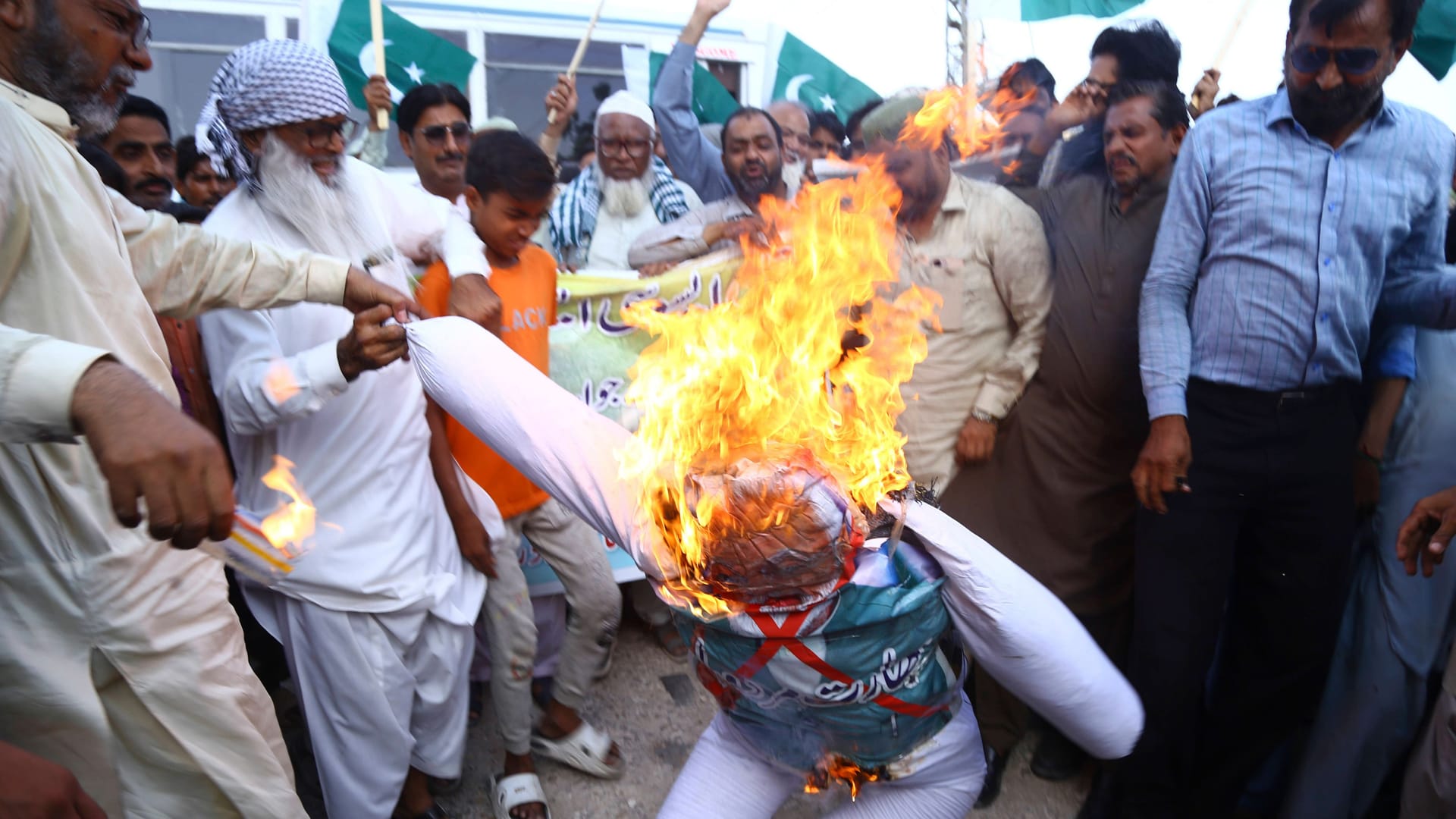 Demonstranten in der pakistanischen Metropole Hyderabad verbrennen eine Puppe, die den indischen Premier Narandra Modi darstellt.