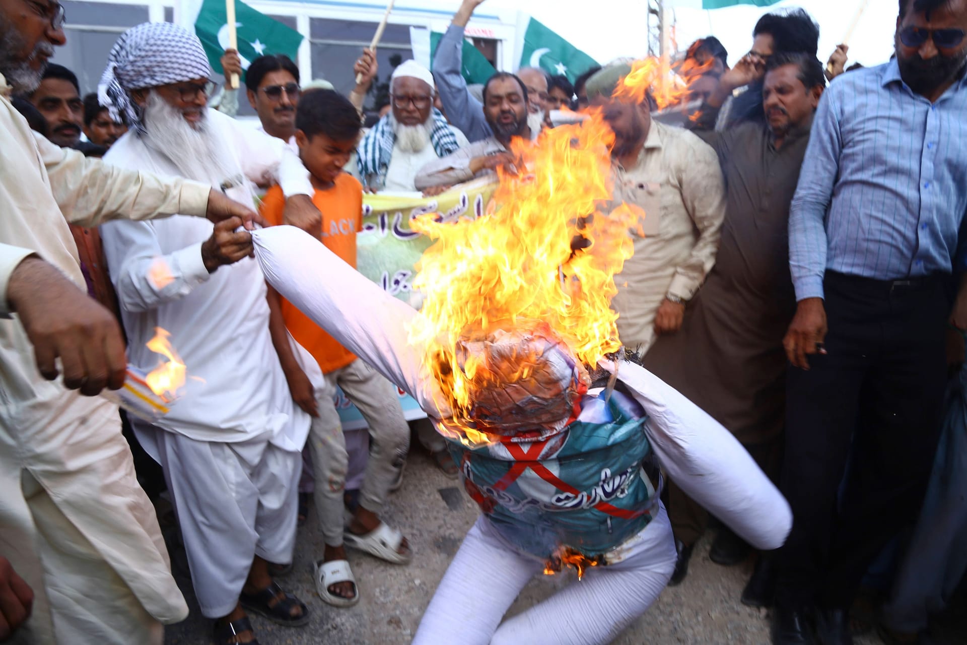Demonstranten in der pakistanischen Metropole Hyderabad verbrennen eine Puppe, die den indischen Premier Narandra Modi darstellt.