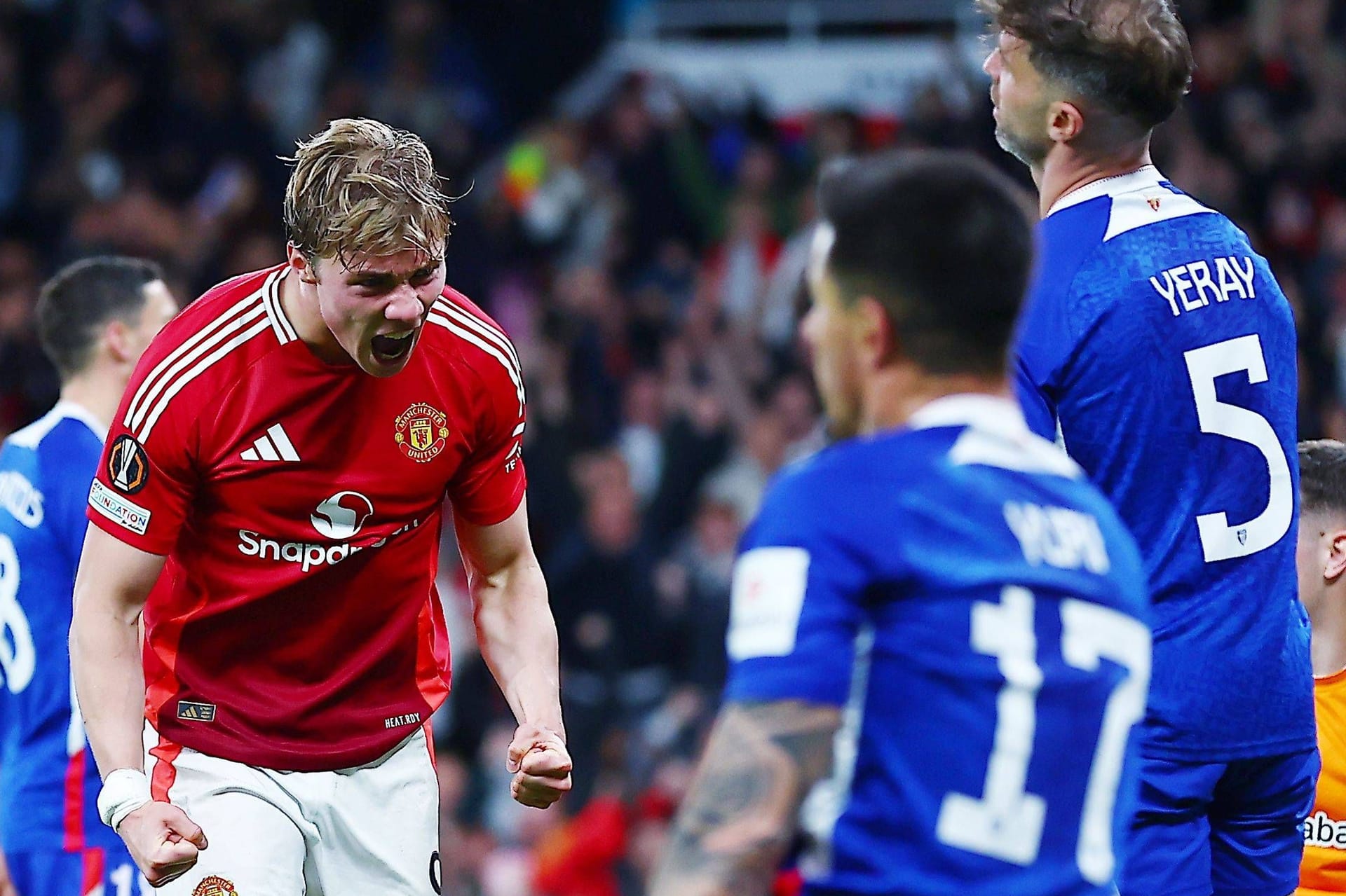 Manchester Uniteds Rasmus Höjlund bejubelt seinen Treffer zum 3:1.