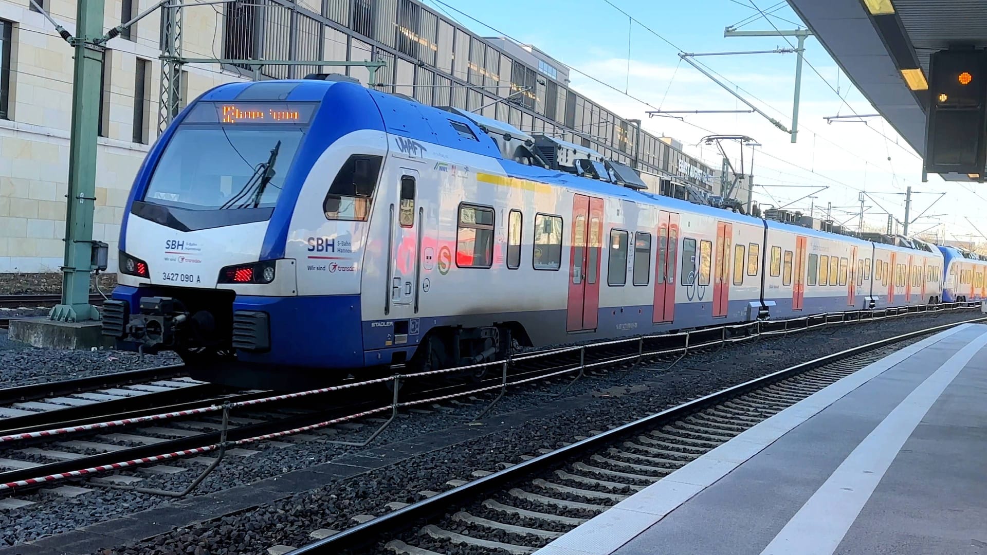 S-Bahn-Zug der S-Bahn Hannover im Hauptbahnhof Hannover (Archivbild): In der Nacht zum 11. Mai ist Geduld angesagt. S-Bahn-Zug der S-Bahn Hannover im Hauptbahnhof Hannover (Archivbild): In der Nacht zum 11. Mai ist Geduld angesagt.