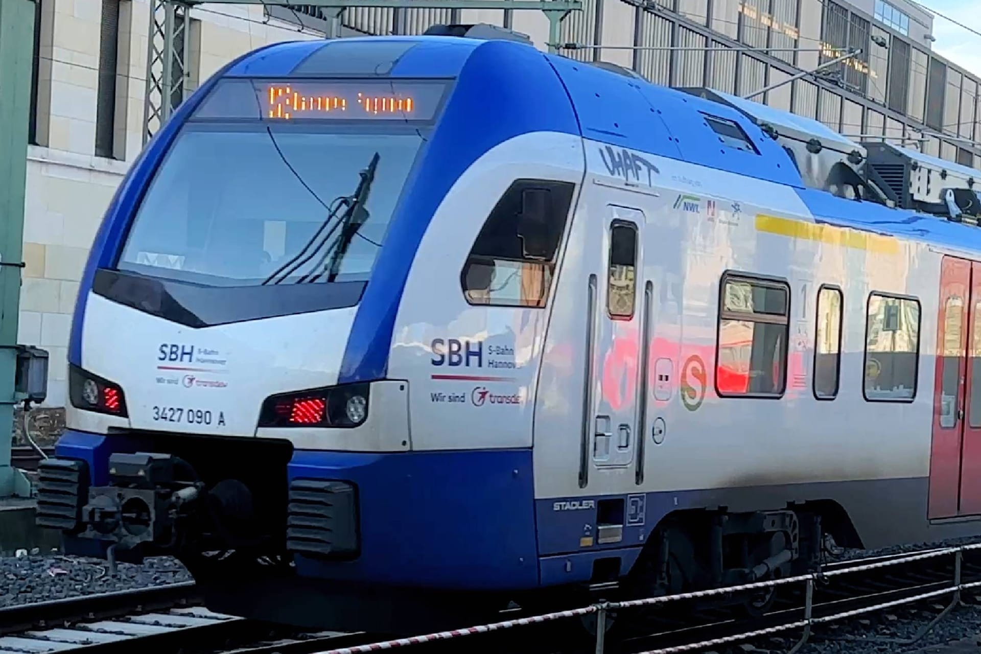 S-Bahn-Zug der S-Bahn Hannover im Hauptbahnhof Hannover (Archivbild): In der Nacht zum 11. Mai ist Geduld angesagt.
