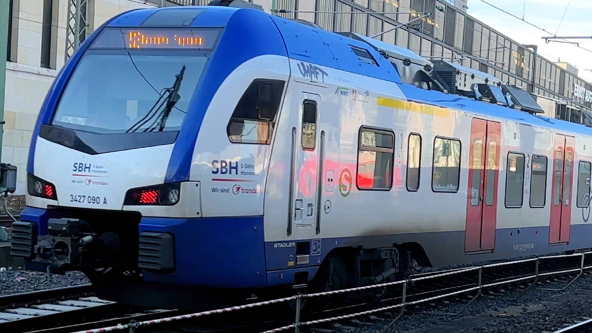 S-Bahn-Zug der S-Bahn Hannover im Hauptbahnhof Hannover (Archivbild): In der Nacht zum 11. Mai ist Geduld angesagt.