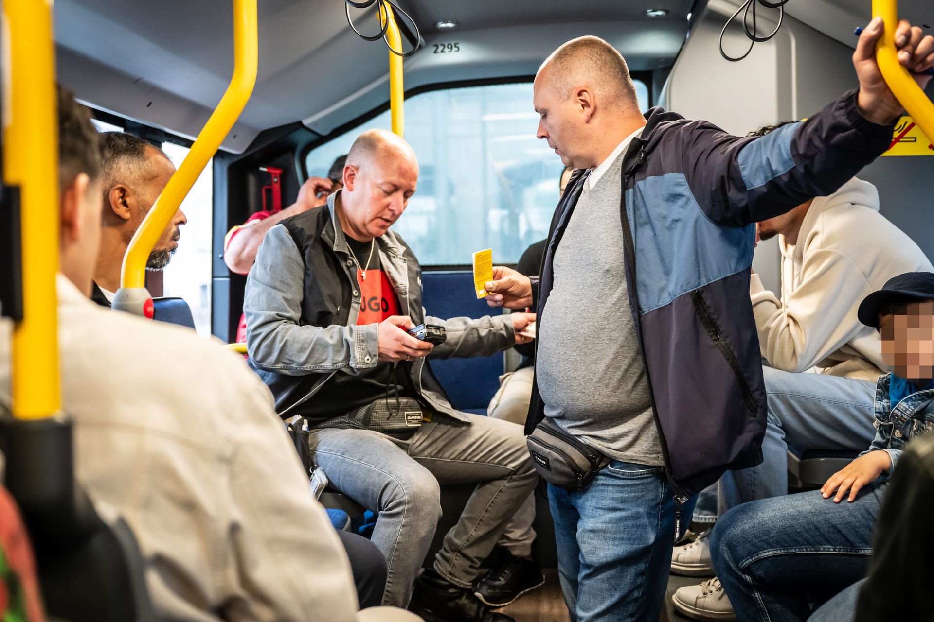Fahrkartenkontrolle in Nordrhein-Westfalen (Symbolbild): Ein Kontrolleur wurde entlassen, nachdem Detektive ihn dabei ertappt hatten, wie er bei der Arbeitszeit betrügt.