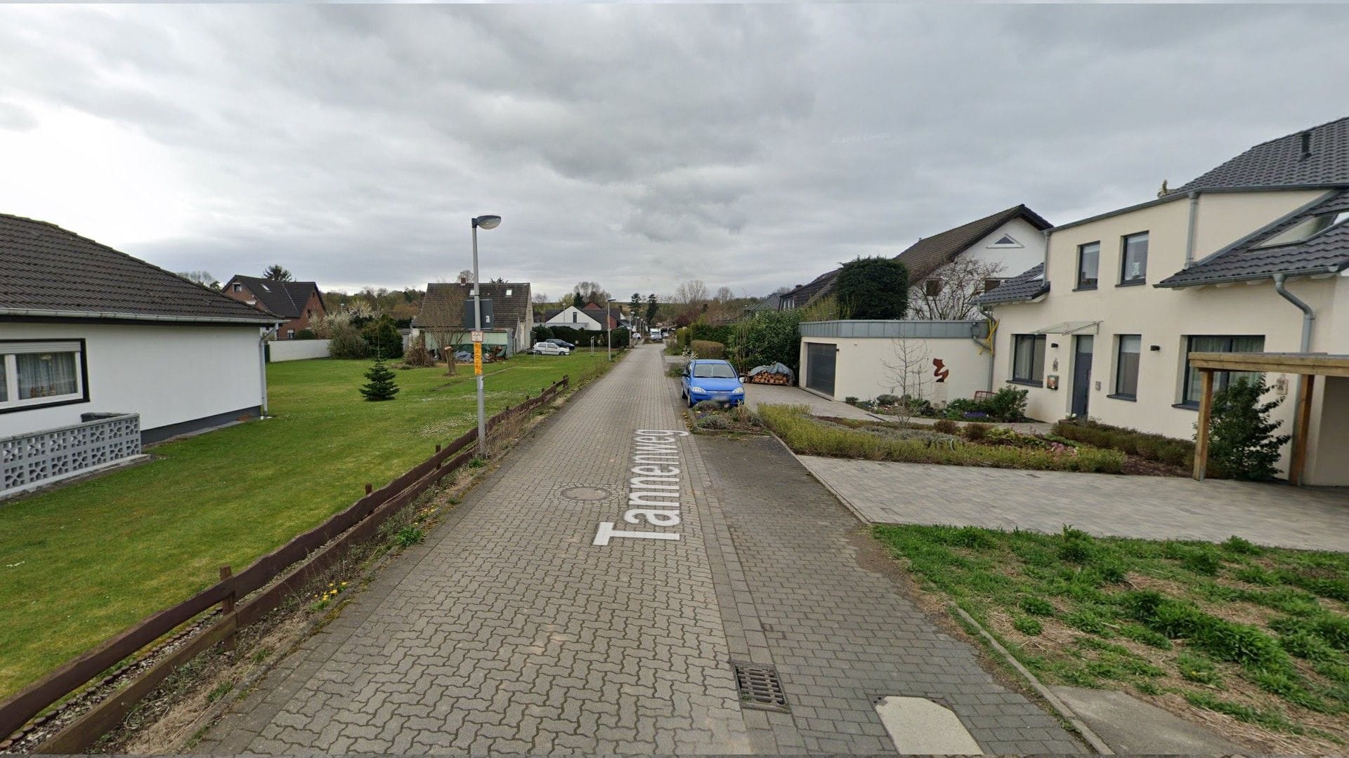 Der Tannenweg in der 56.000-Einwohner-Stadt bei Köln (Archivbild): In dieser Straße soll ein Motorradfahrer auf einen Mann geschossen haben.