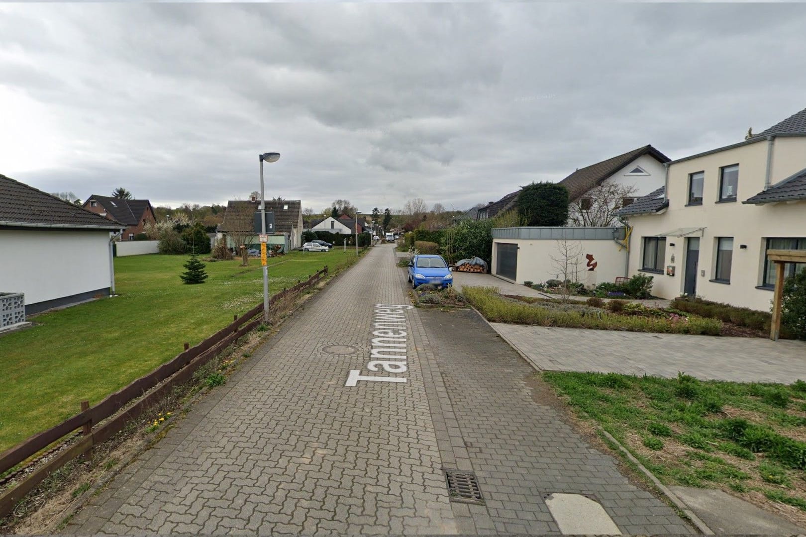 Der Tannenweg in der 56.000-Einwohner-Stadt bei Köln (Archivbild): In dieser Straße soll ein Motorradfahrer auf einen Mann geschossen haben.